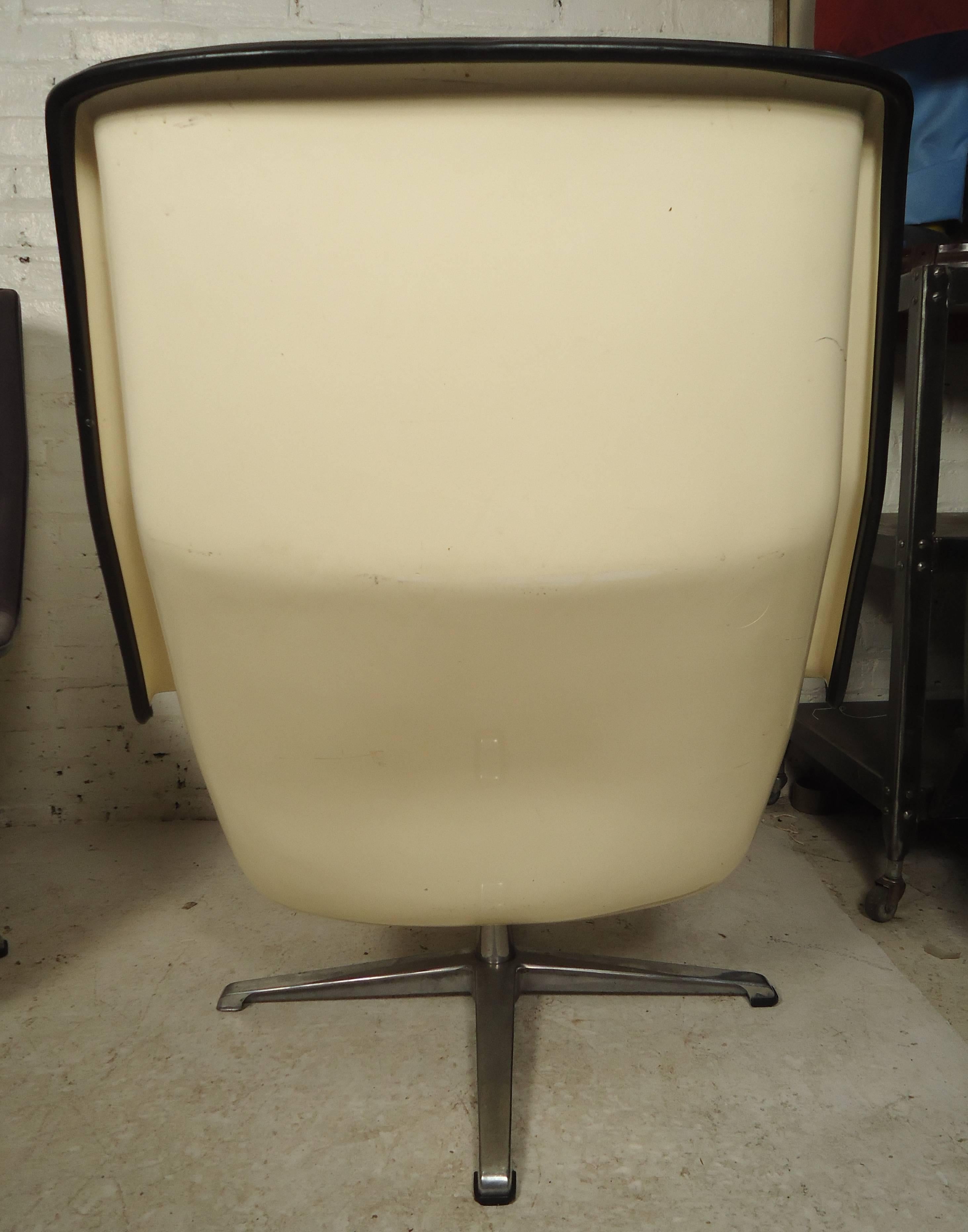 Unique Mid-Century Fiberglass Chairs By Robin Day In Good Condition In Brooklyn, NY