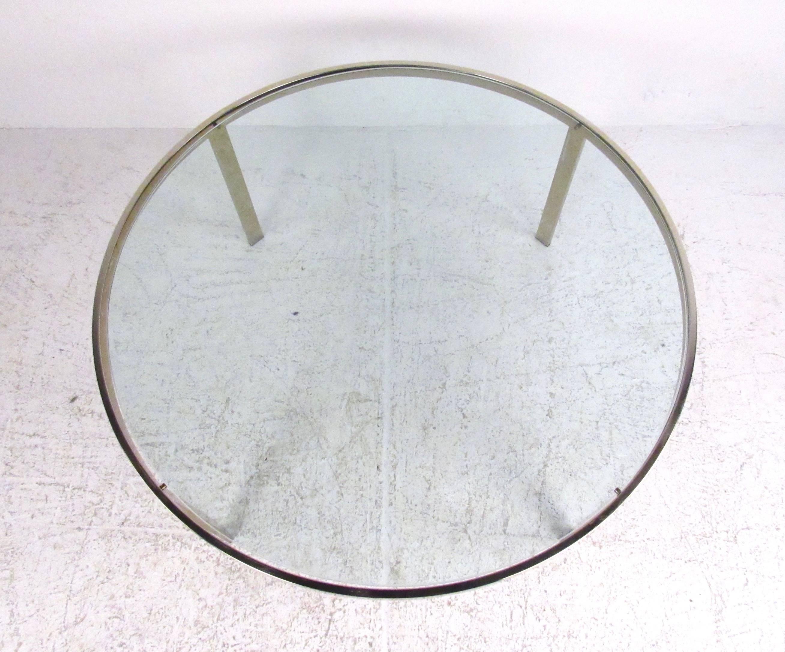 Stylish Mid-Century Modern Coffee Table In Good Condition For Sale In Brooklyn, NY