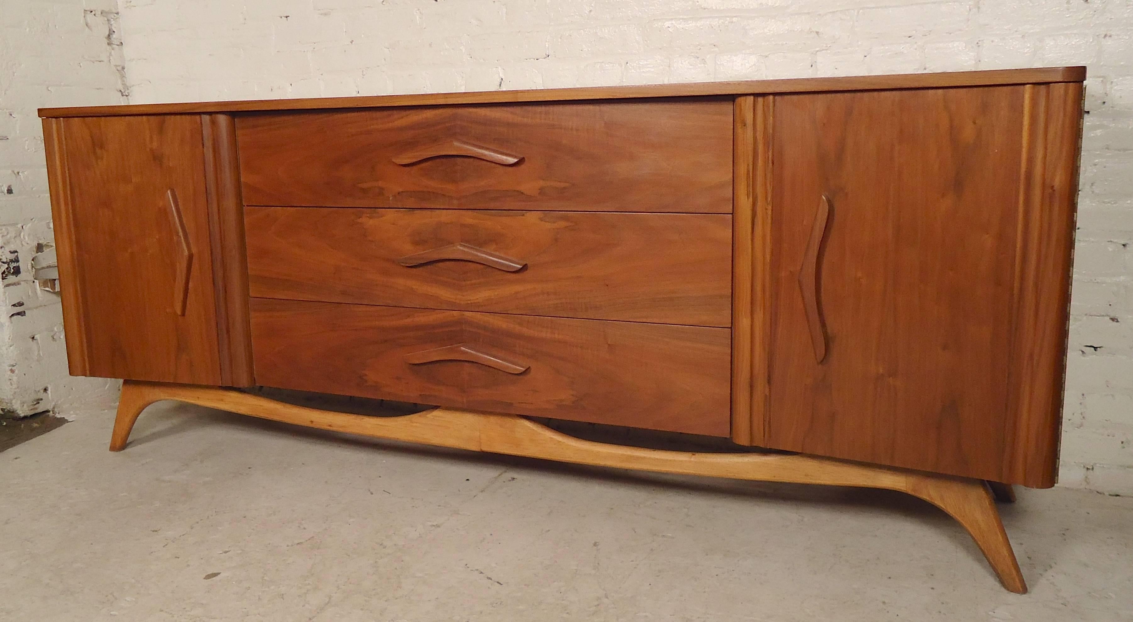 Super set of dressers with sculpted accents. Long nine-drawer dresser, matching gentleman's chest with eight drawers. Beautiful formed handles and legs.
Measures: Low dresser 78