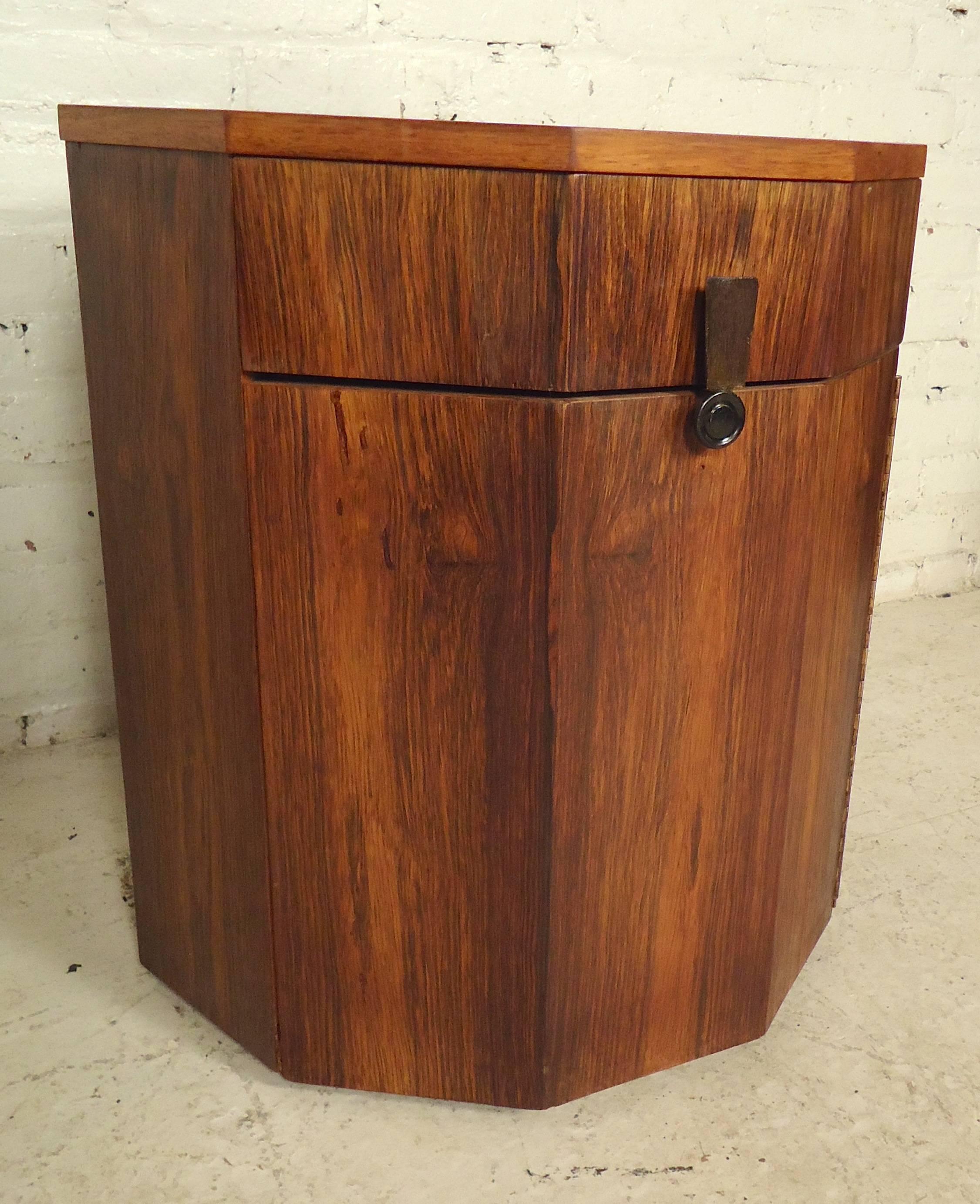 Mid-Century Modern side table by Harvey Probber in a decagon shape. Top drawer and open bottom cabinet. Originally designed as a dry bar.

(Please confirm item location NY or NJ with dealer).
  