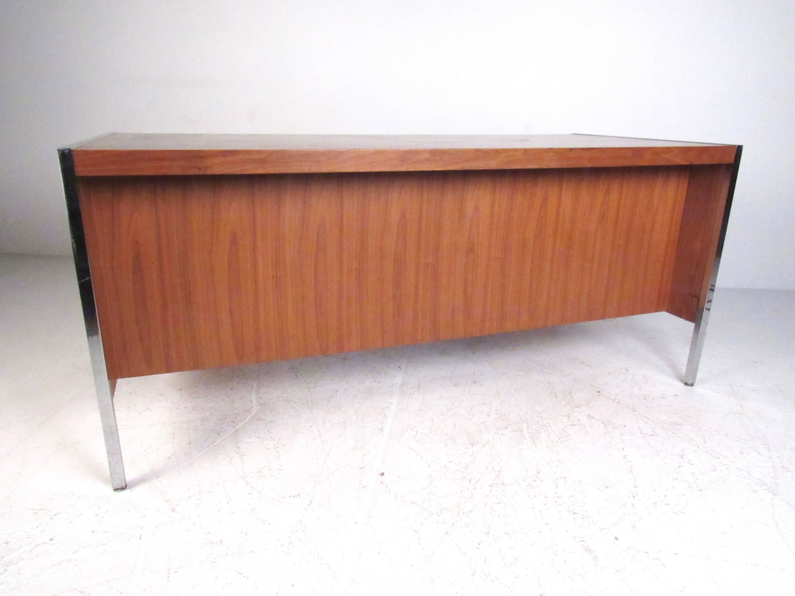 Mid-Century Modern Chrome and Walnut Executive Desk In Good Condition In Brooklyn, NY