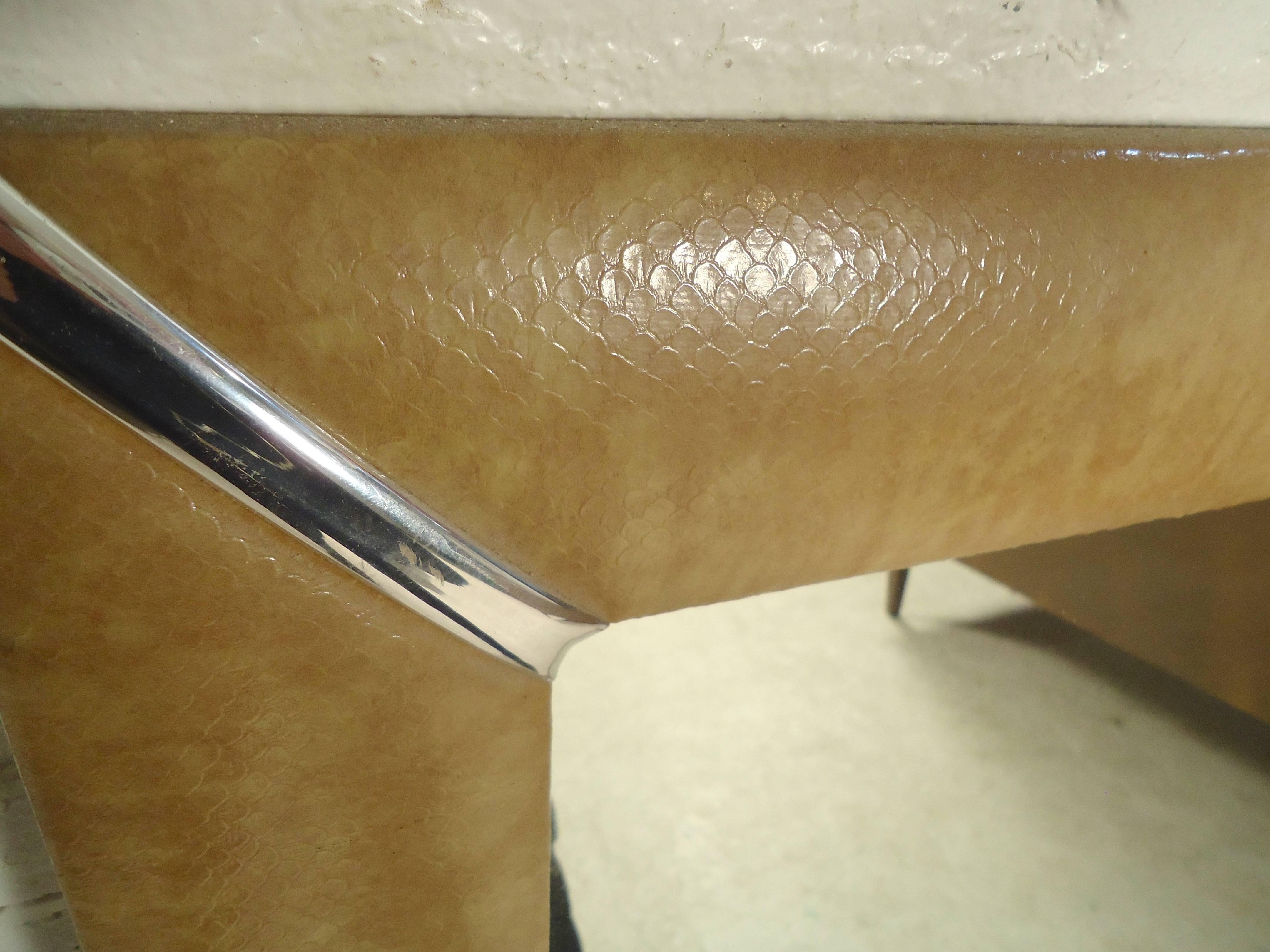 Mid-Century moderno Specchio in finta pelle di serpente in vendita