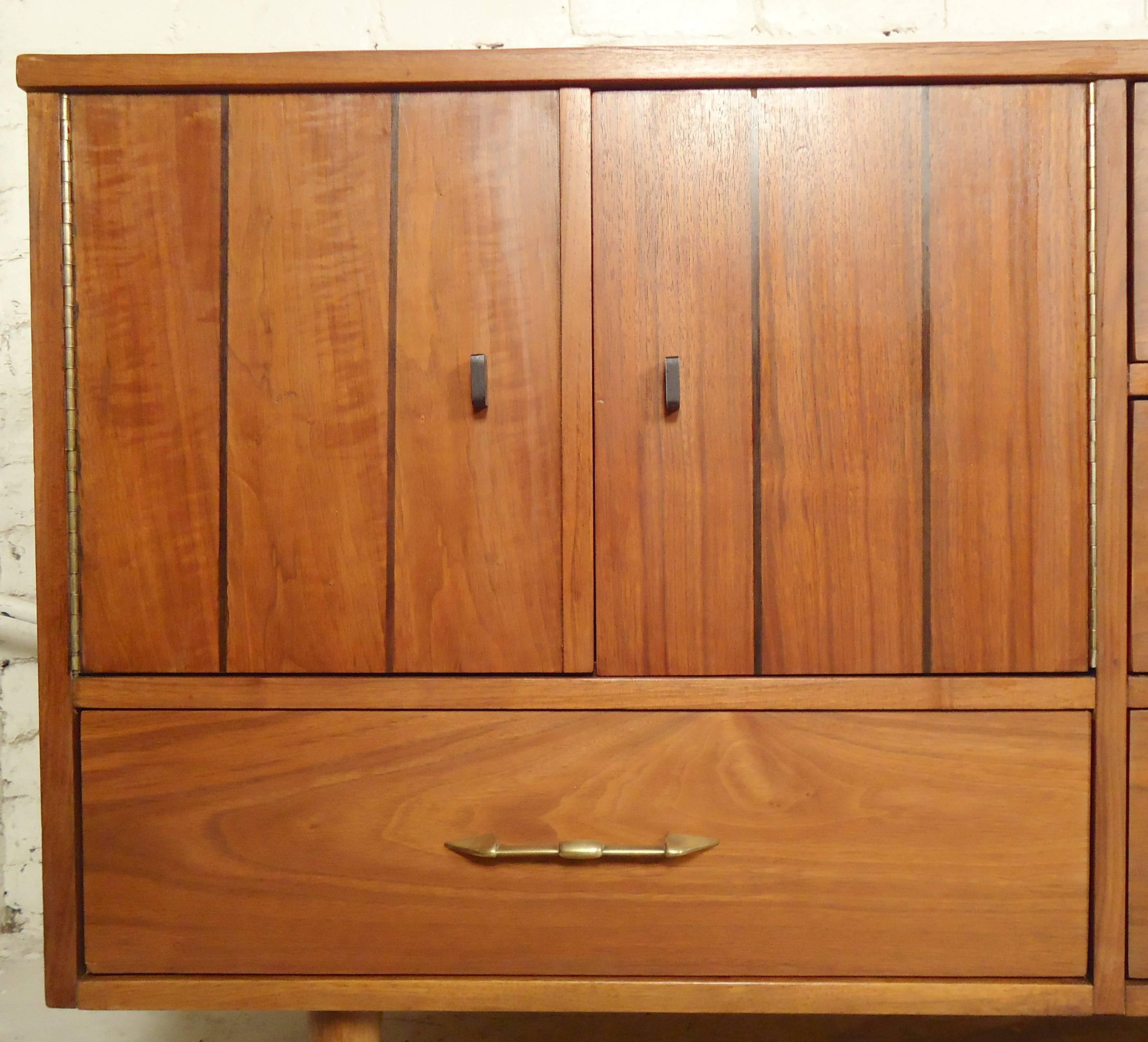 American vintage dresser with warm walnut grain. Long credenza style with four drawers and side cabinet. Accenting brass handles.

(Please confirm item location NY or NJ with dealer).
           