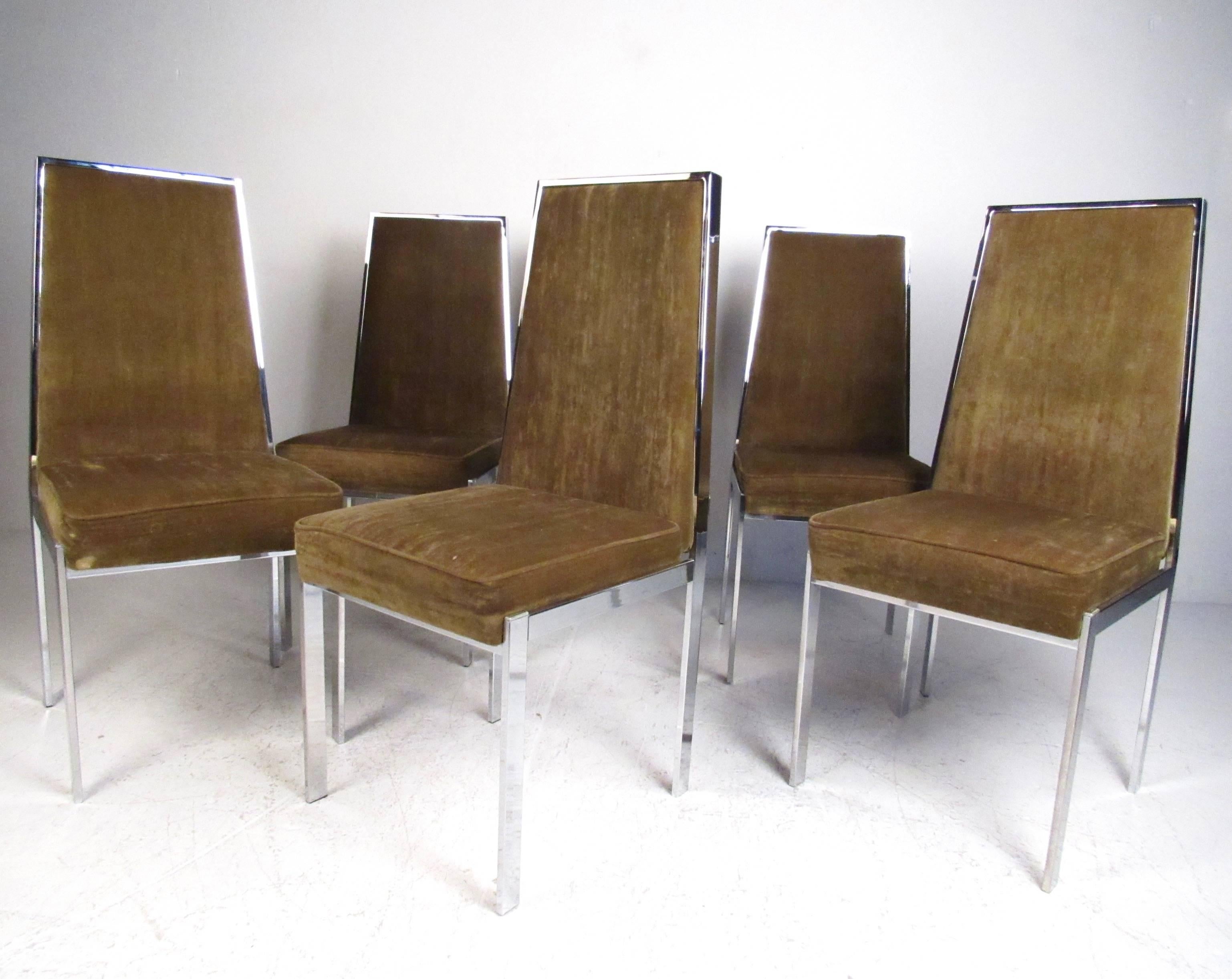 Dieses Set aus sechs modernen Esszimmerstühlen zeichnet sich durch ein stilvolles Design mit hoher Rückenlehne und schweren Chromrahmen aus. Der Milo Baughman-Stil des Sets macht es zu einer exquisiten Ergänzung für jedes moderne Esszimmer. Bitte