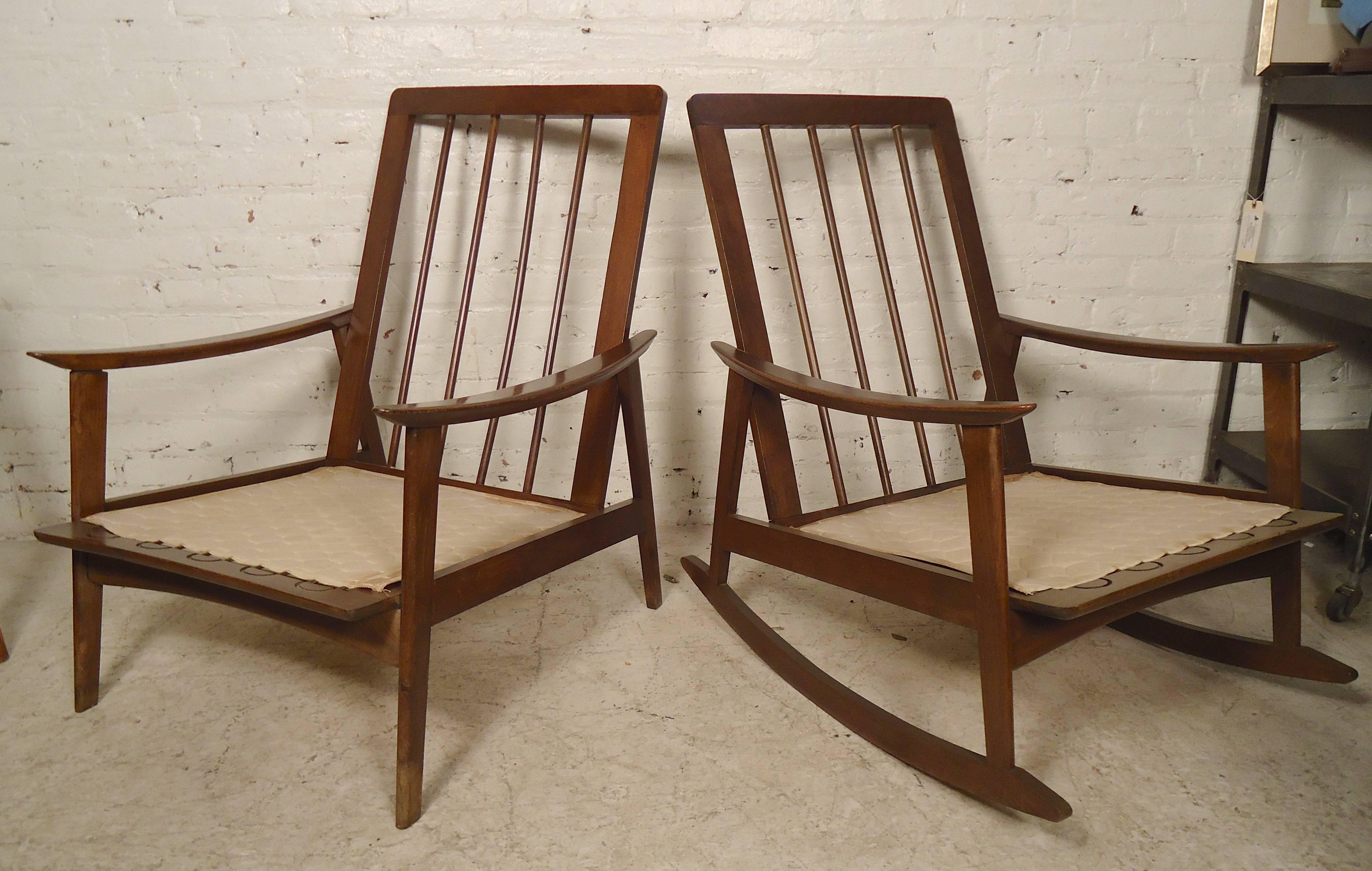 Moderner Schaukelstuhl und Sessel aus der Mitte des Jahrhunderts im Zustand „Gut“ im Angebot in Brooklyn, NY