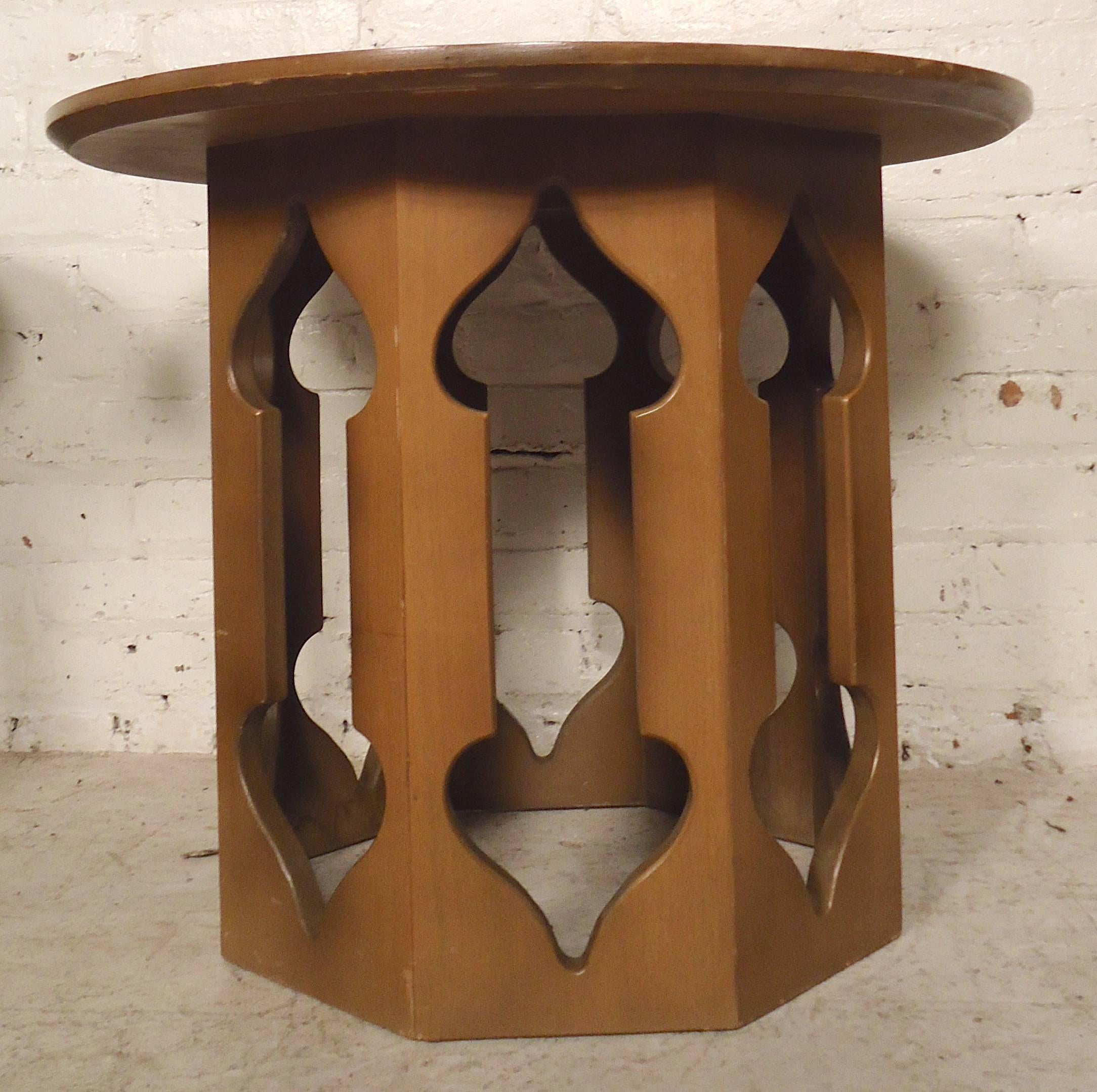 Mid-Century Modern Side Tables with Sculpted Base In Good Condition For Sale In Brooklyn, NY
