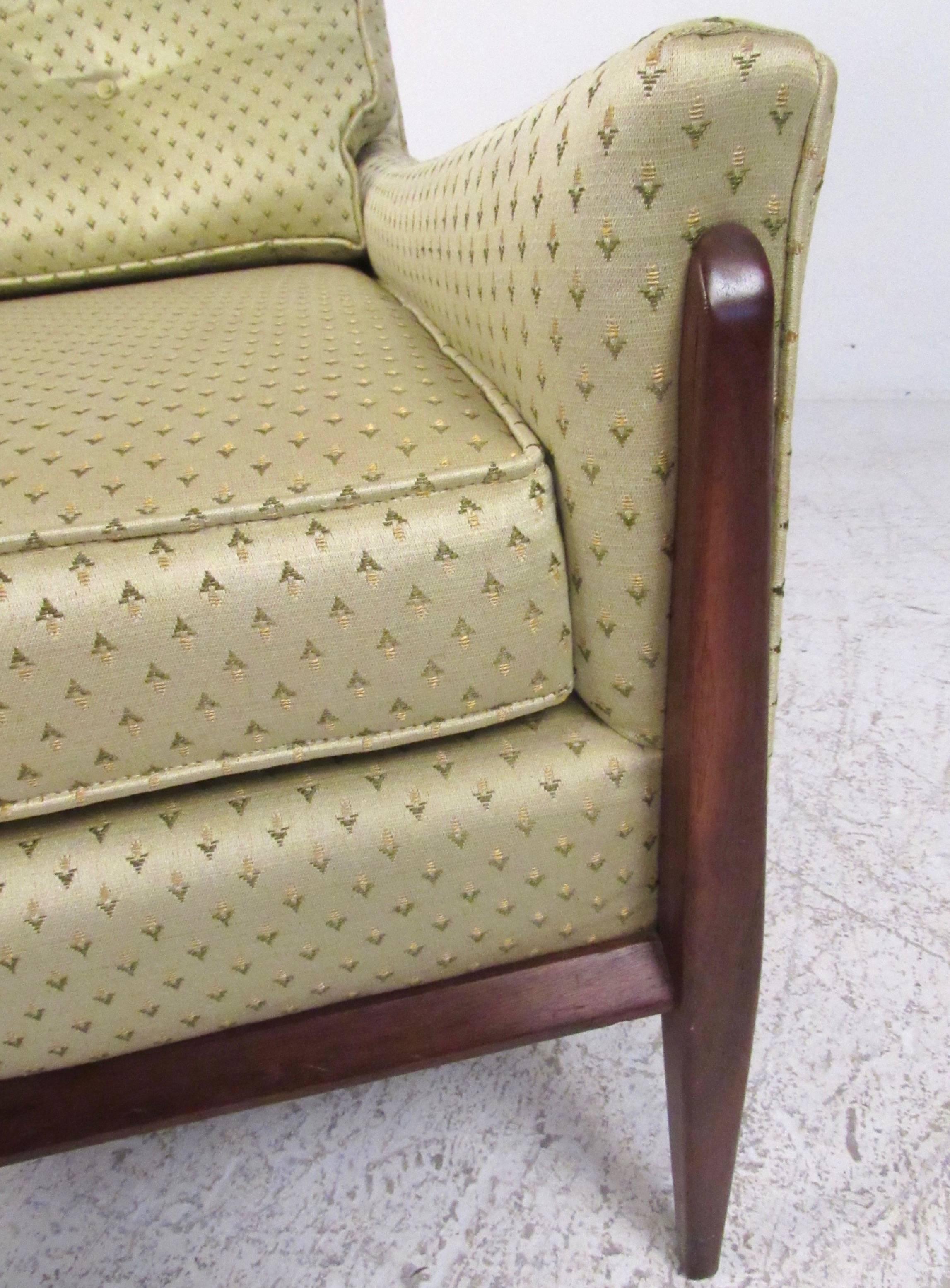 Walnut Stylish Pair of Mid-Century Modern Paul McCobb Style Lounge Chairs