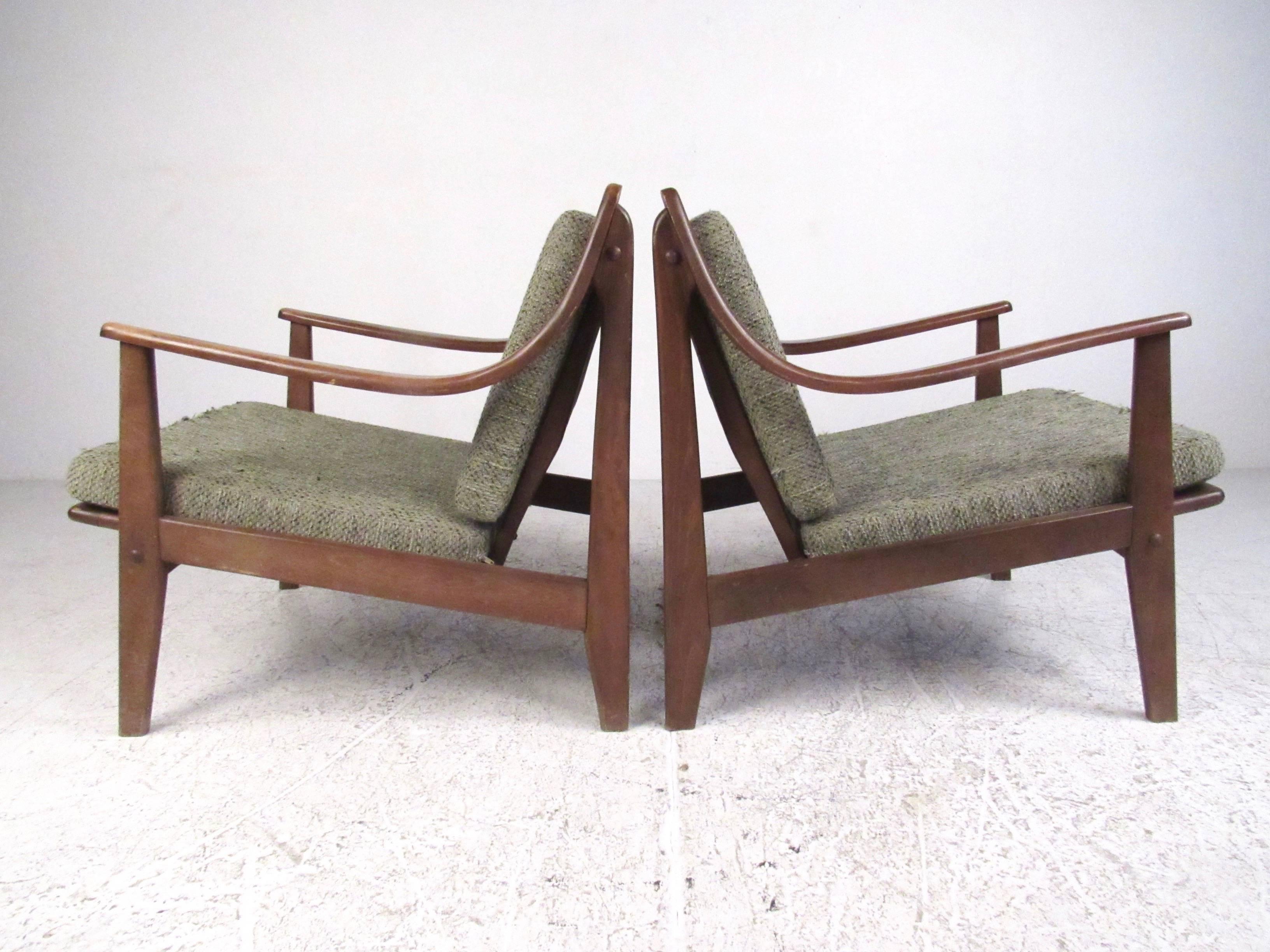 Mid-Century Modern Paire de fauteuils de salon de style Finn Juhl du milieu du siècle dernier en vente
