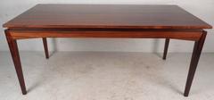 Table de salle à manger moderne en bois de rose du milieu du siècle dernier dans le style de Johannes Andersen