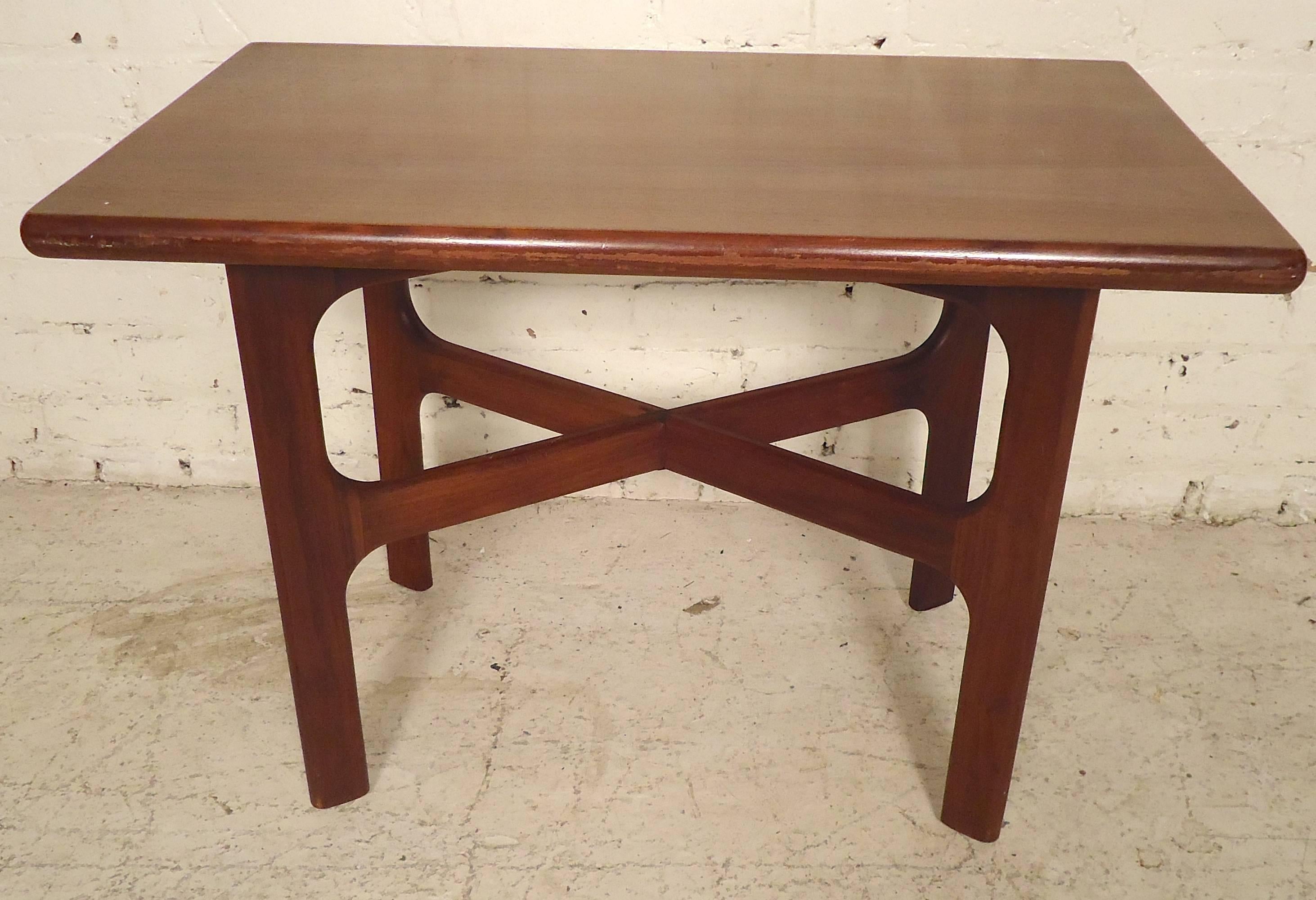 Mid-Century Modern Walnut Side Table In Good Condition In Brooklyn, NY