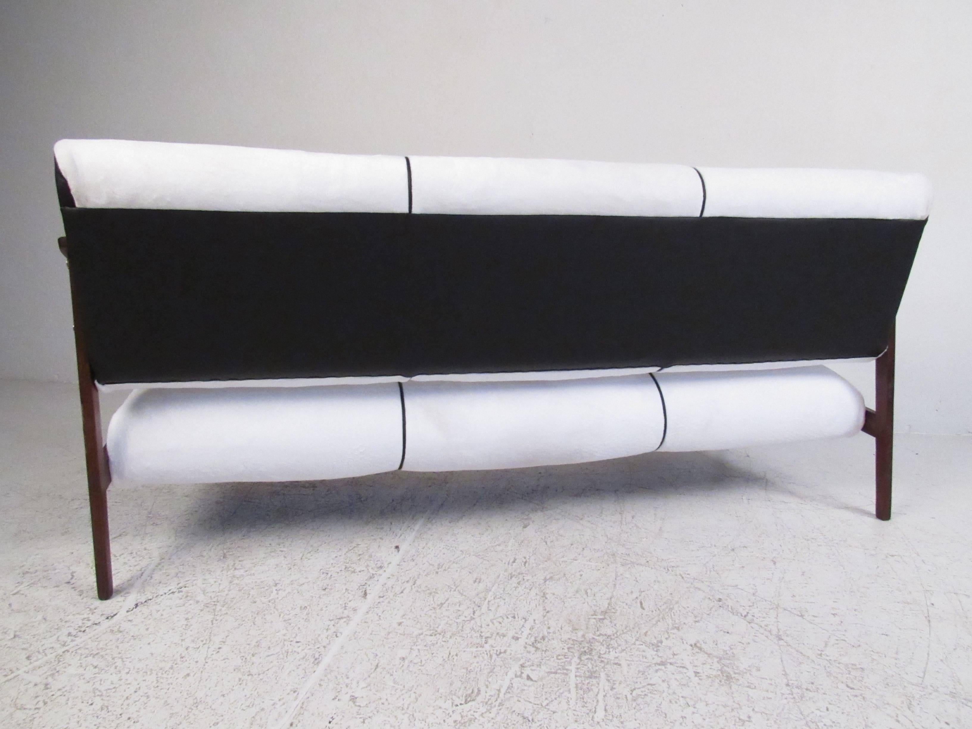 Modernes dreisitziges Sofa im Zustand „Gut“ im Angebot in Brooklyn, NY