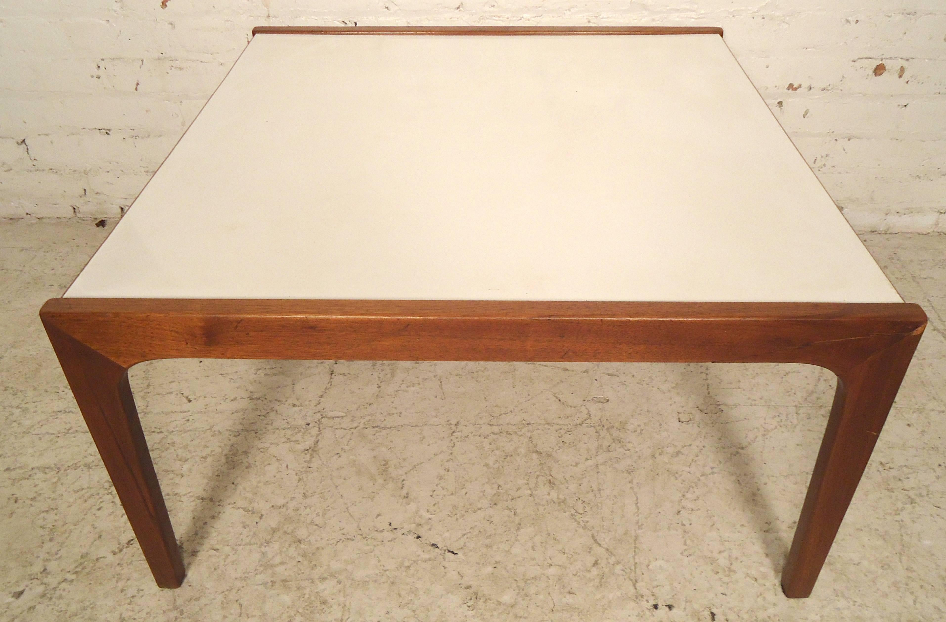 Vintage table with laminate top and sculpted legs. Accenting white top with walnut frame.

(Please confirm item location - NY or NJ - with dealer).
 