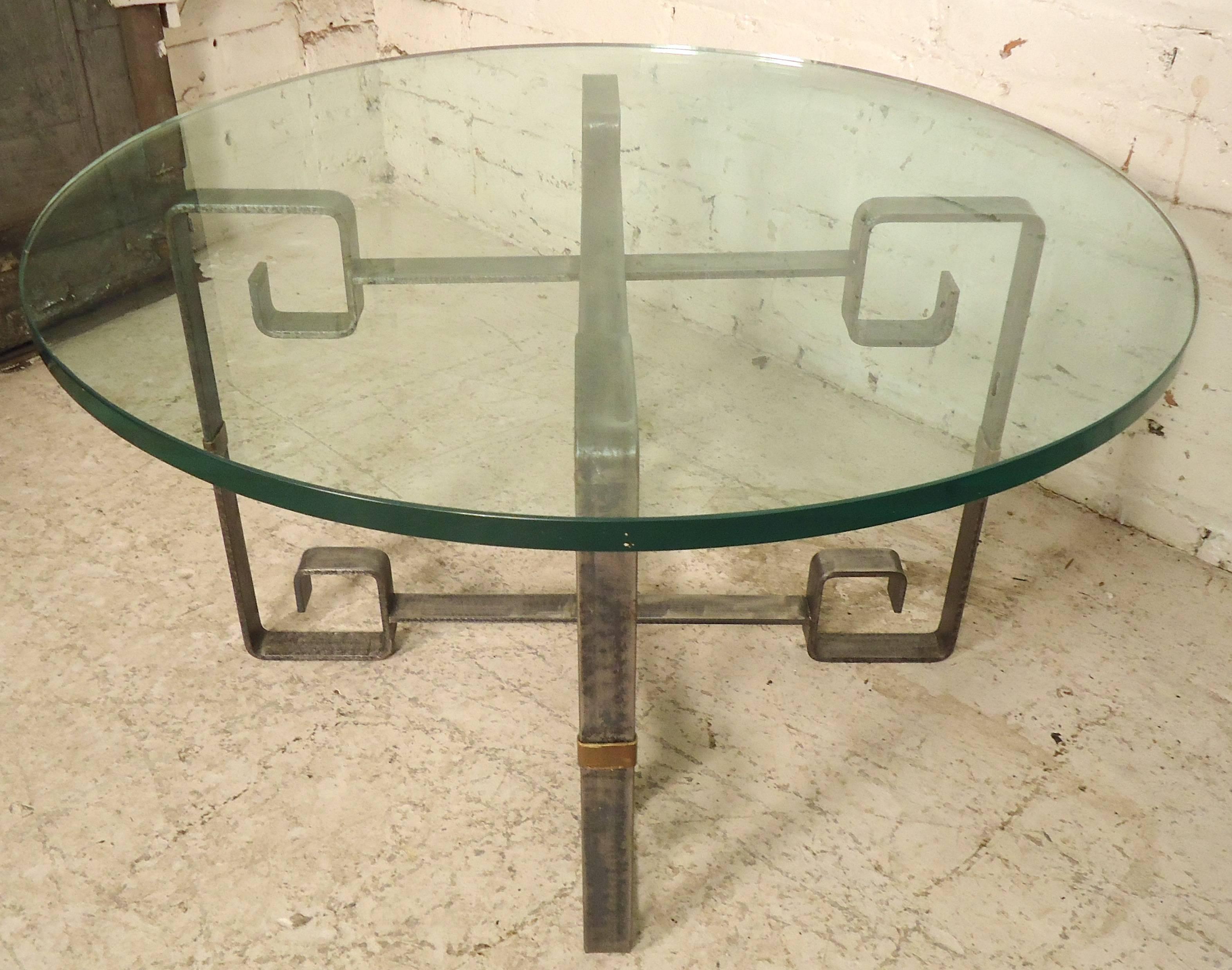 20ième siècle Table basse en métal et verre en vente