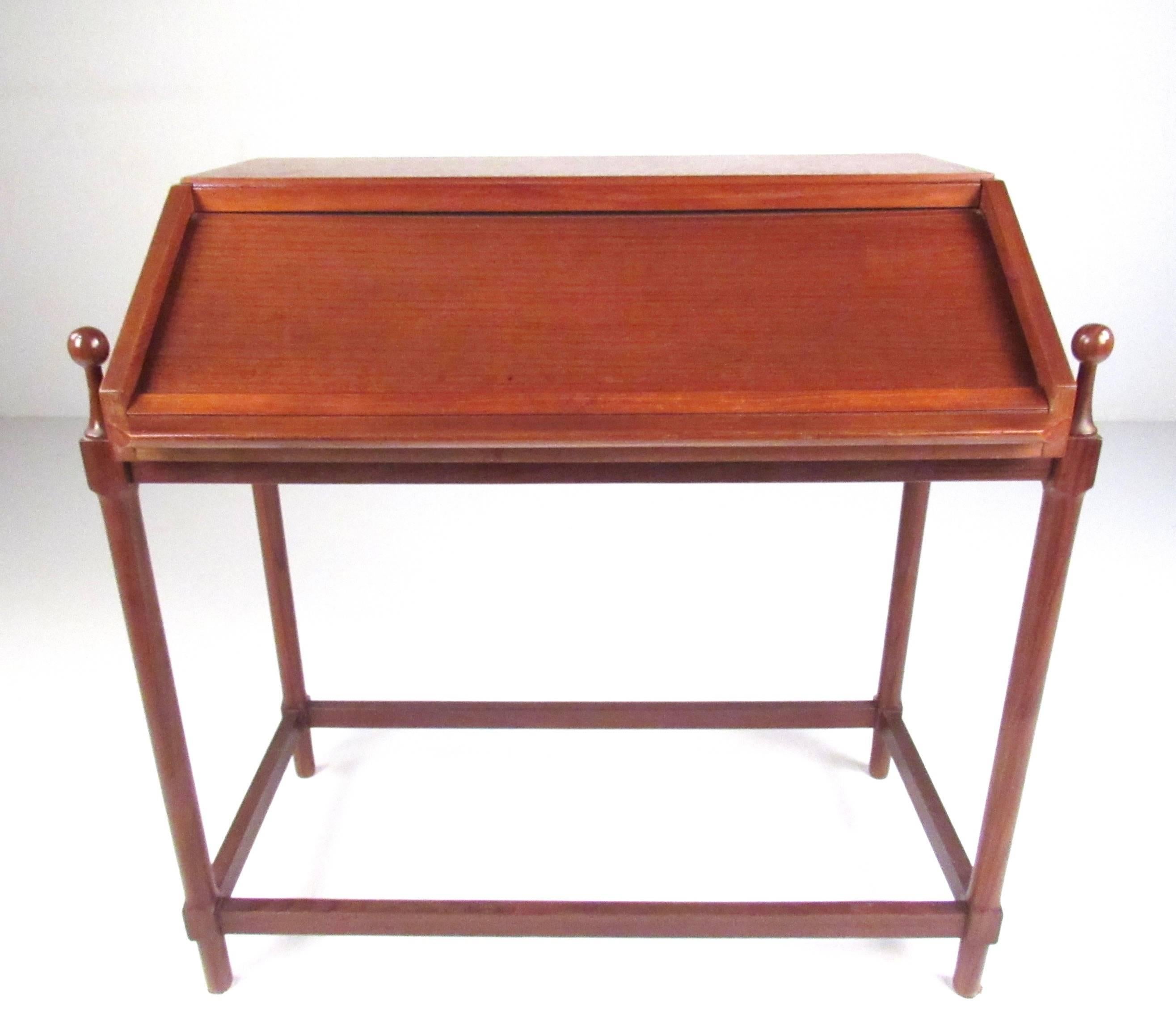 This stylish 1960s Italian desk by Proserpio Fratelli features elegant design and a rich natural teak finish. Roll top writing industry opens up to offer a pull-out writing surface and concealed storage compartments. Sculpted frame adds to the