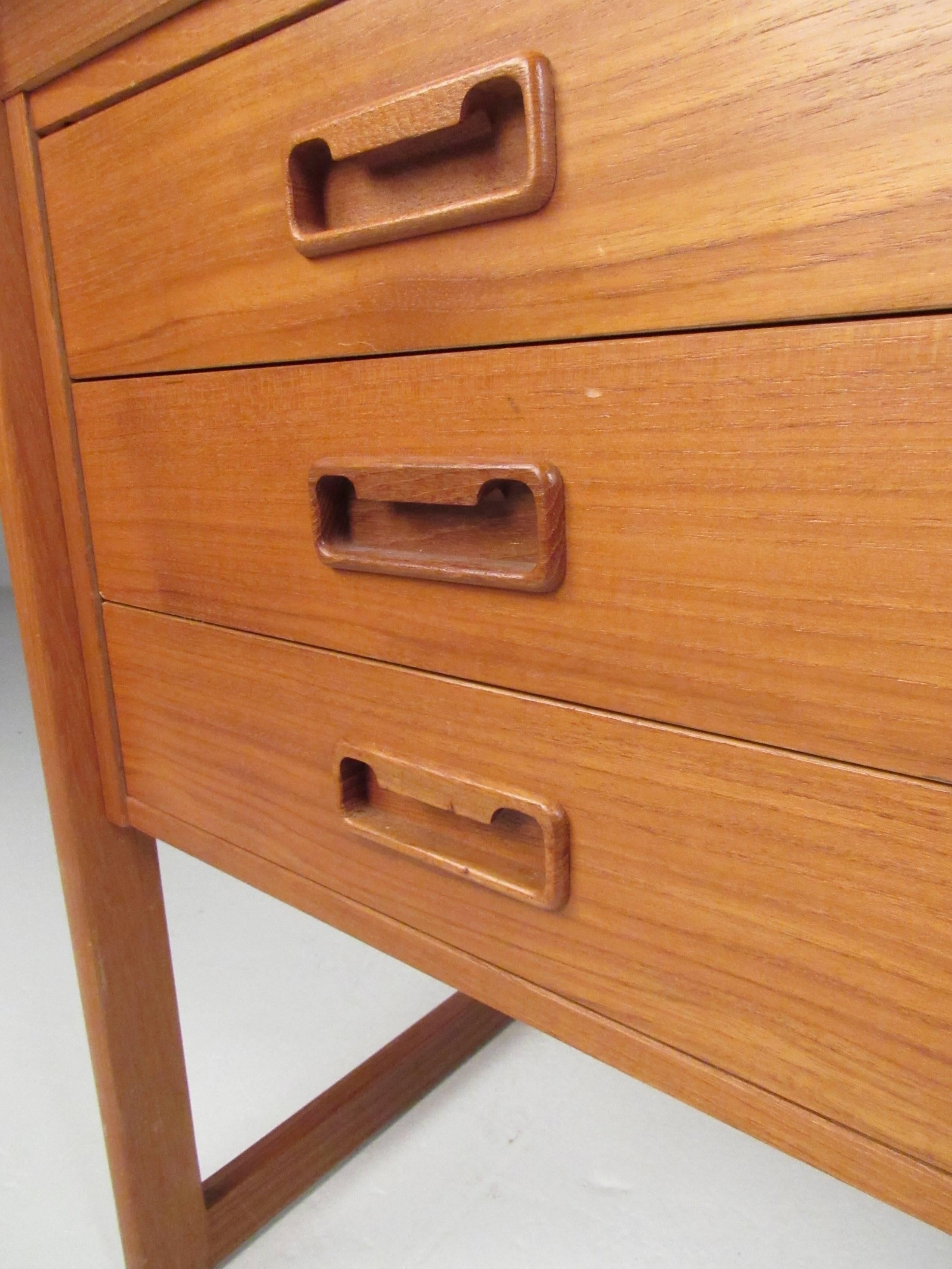 Danish Modern Drop-Leaf Teak Desk in the Style of Arne Vodder In Good Condition In Brooklyn, NY