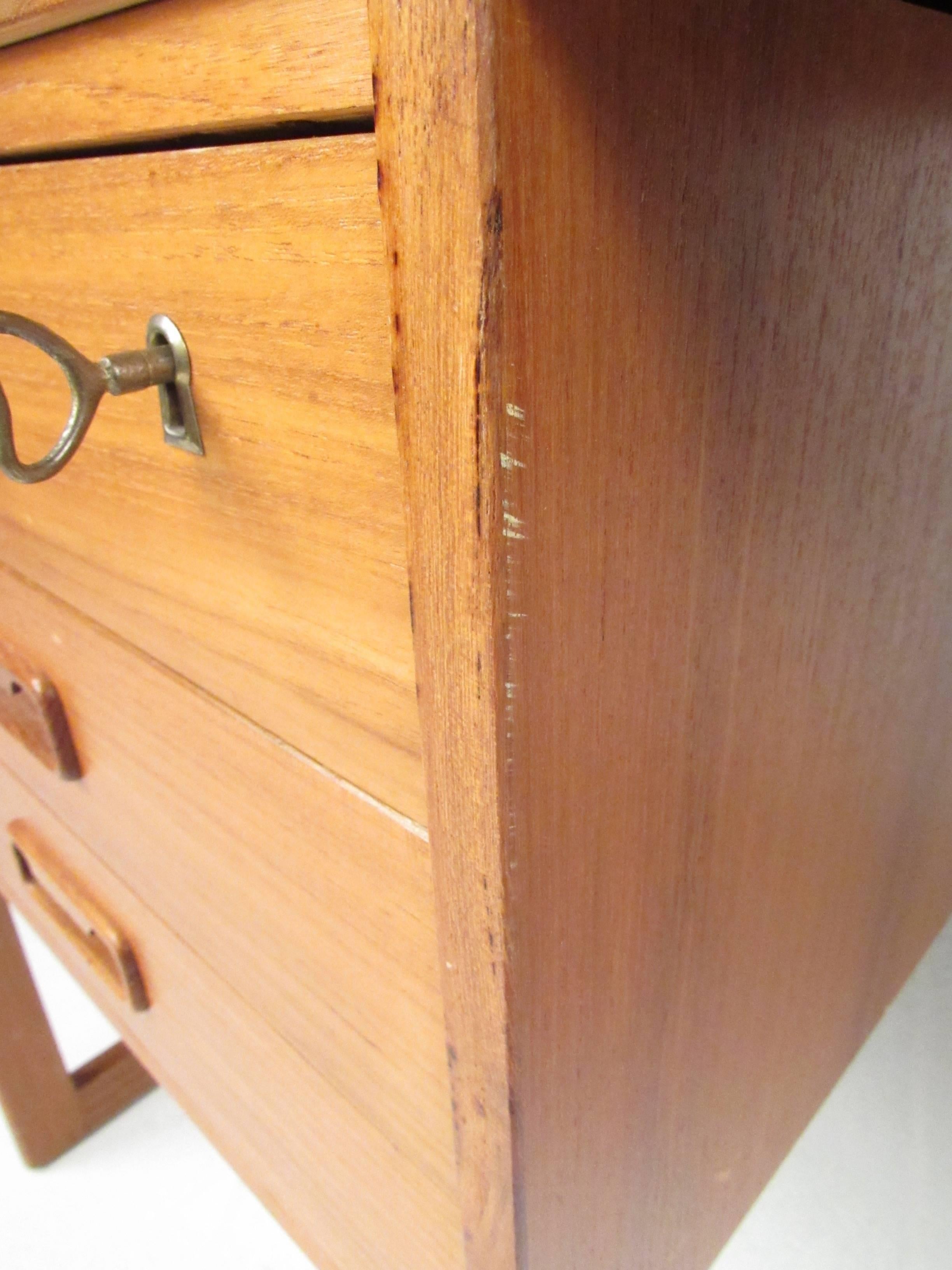 Mid-20th Century Danish Modern Drop-Leaf Teak Desk in the Style of Arne Vodder