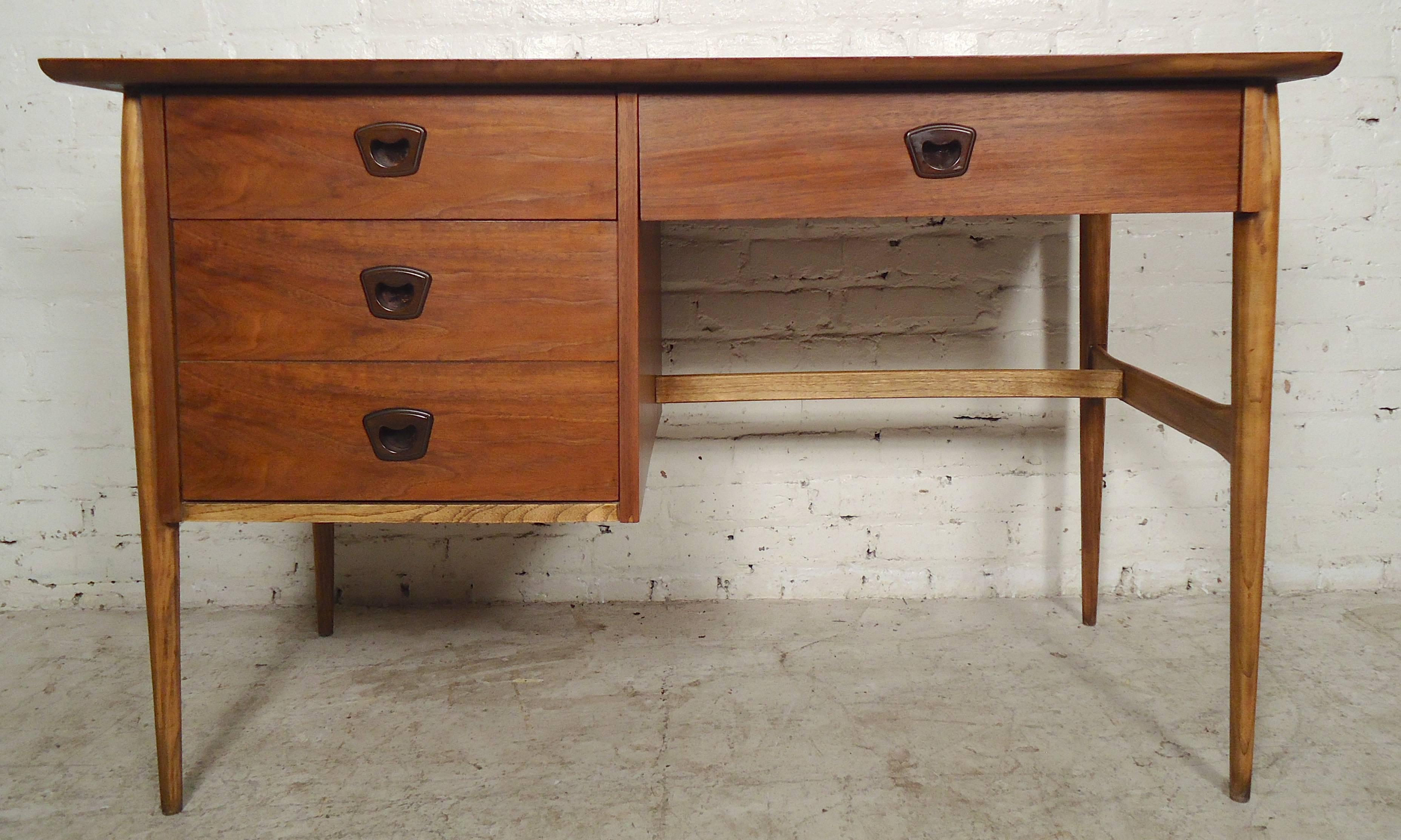 Vintage American desk with walnut grain and oak trim. Three drawers, sculpted legs and curved top.

(Please confirm item location - NY or NJ - with dealer).
 