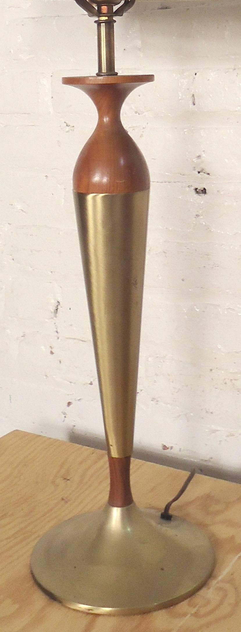 Mid-Century Modern table lamp designed by Tony Paul for Westwood. Satin brass with walnut grain giving an attractive accent.

(Please confirm item location NY or NJ with dealer).
 