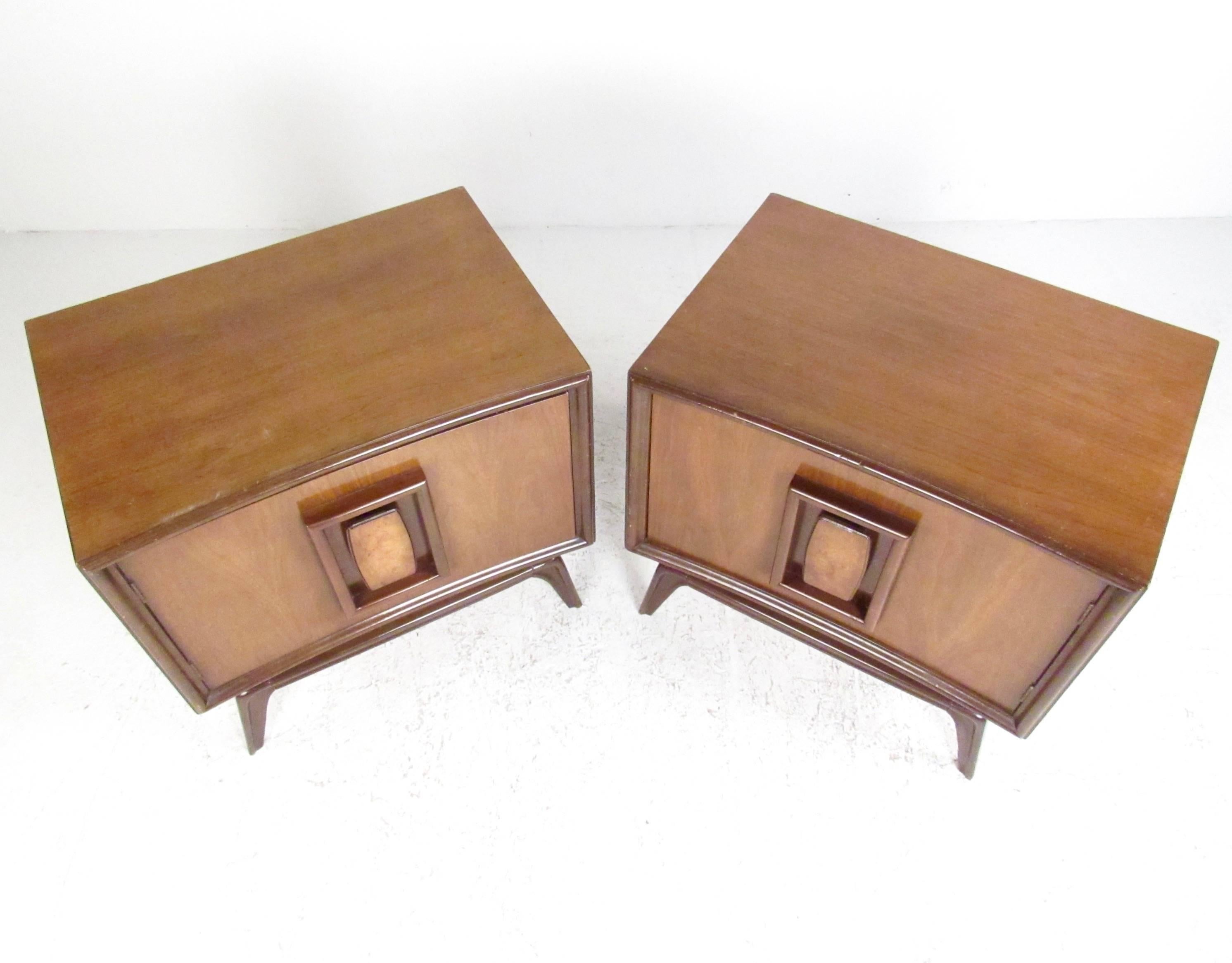 Stylish Pair of Mid-Century Modern Nightstands In Good Condition In Brooklyn, NY