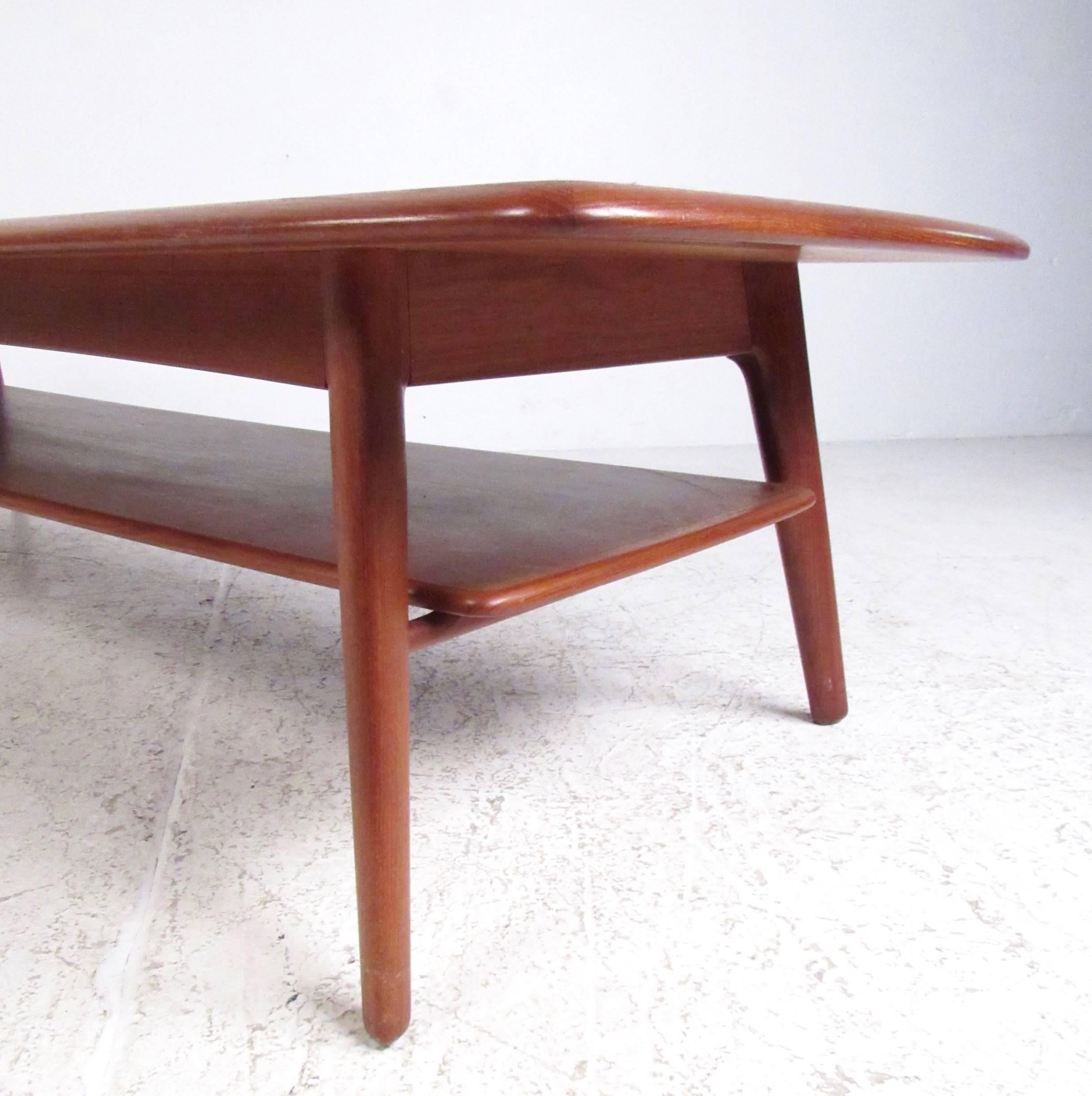 Table basse longue danoise moderne à deux étages Bon état - En vente à Brooklyn, NY