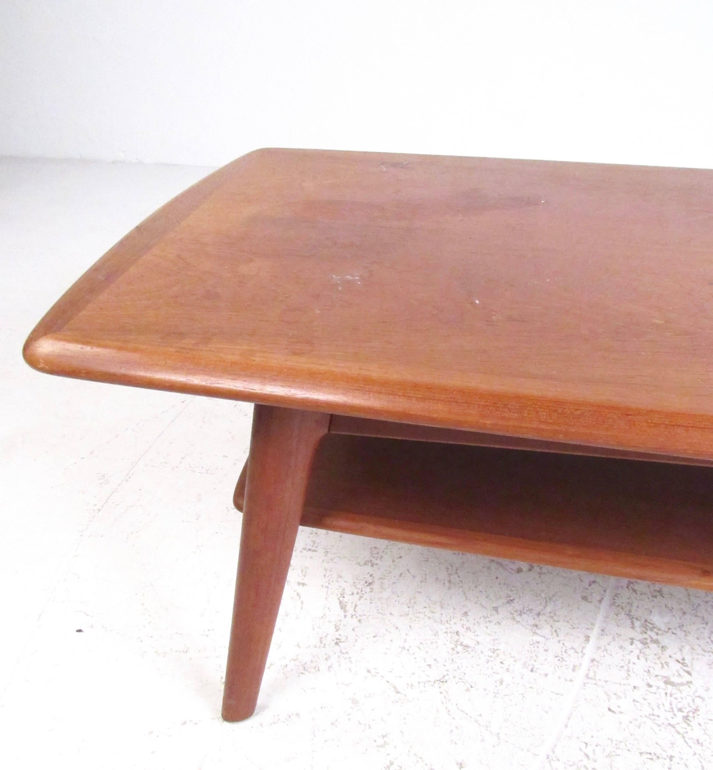 Milieu du XXe siècle Table basse longue danoise moderne à deux étages en vente