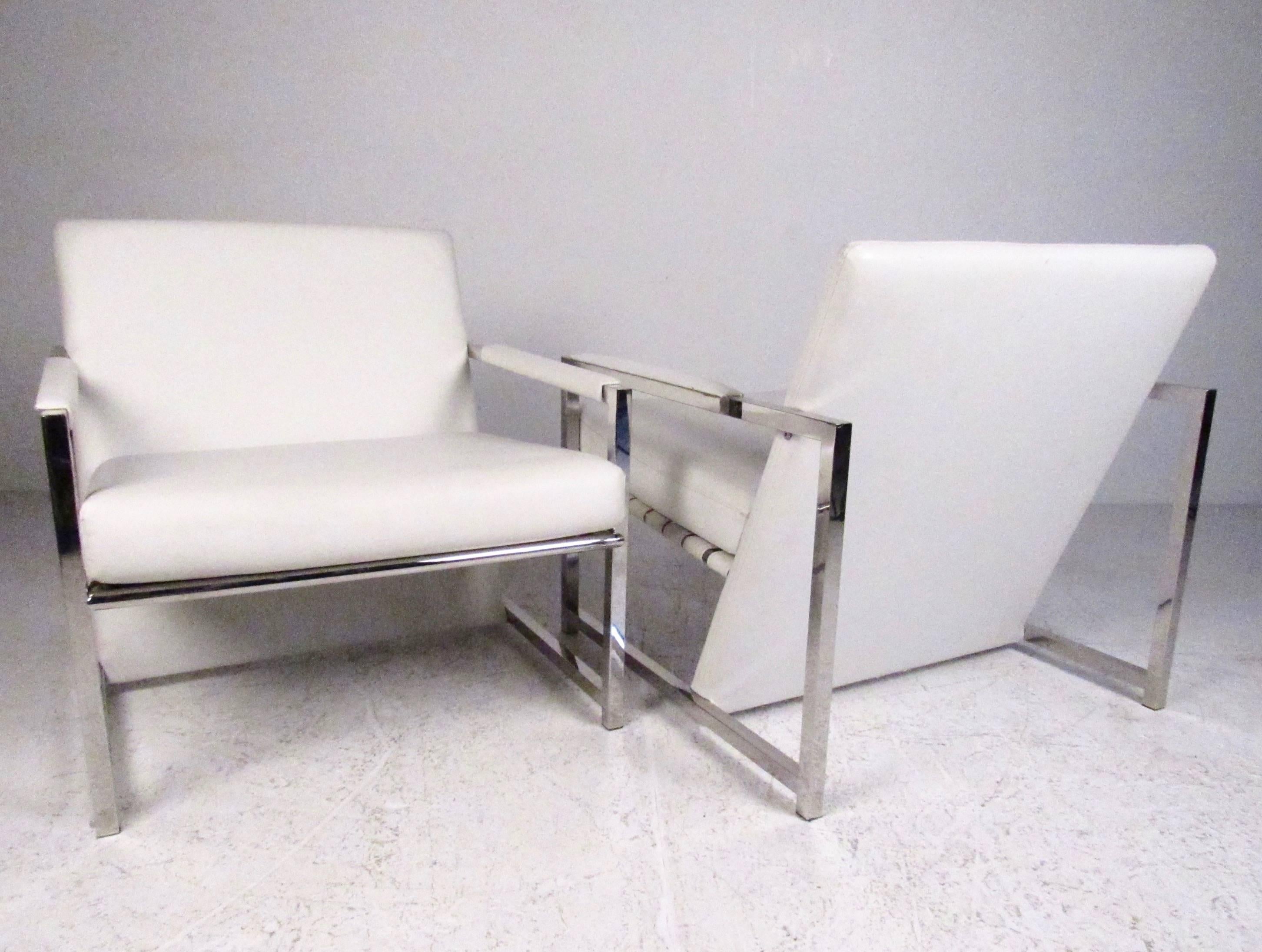 Pair of Stylish Modern Club Chairs In Good Condition For Sale In Brooklyn, NY