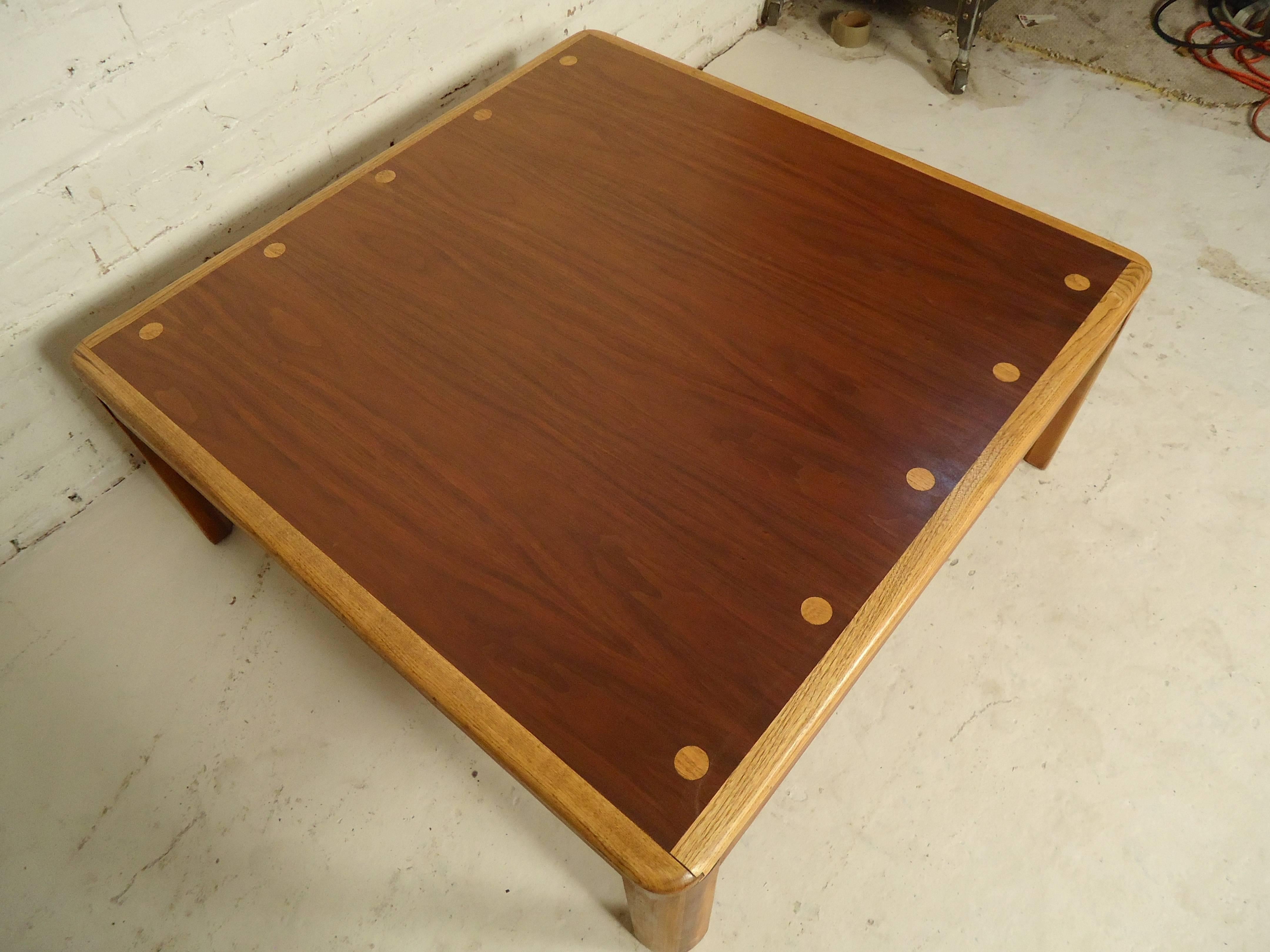 Mid-Century Modern coffee table by Lane with rich walnut grain and oak legs and matching inlay dots.

(Please confirm item location NY or NJ with dealer).
 
