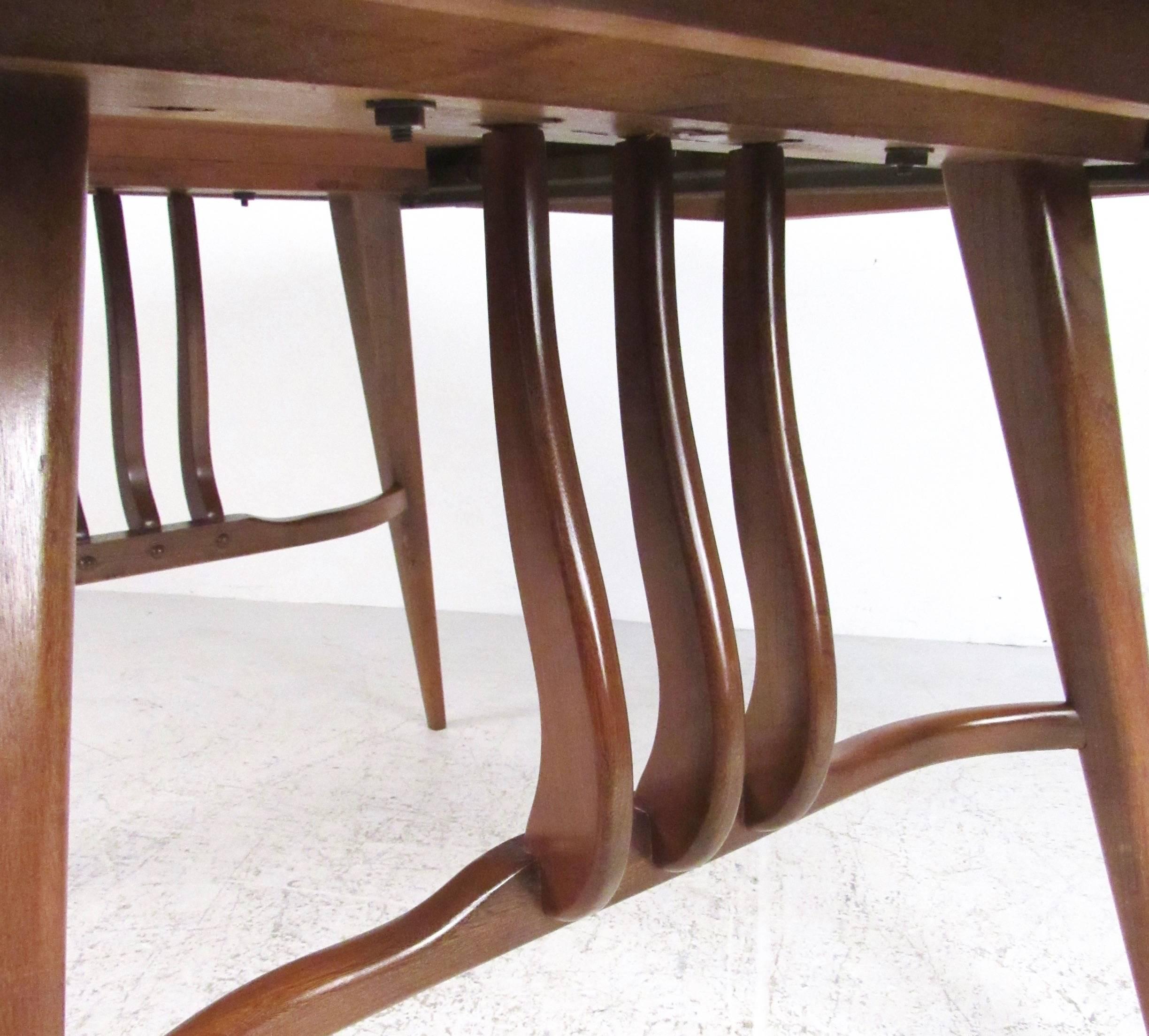 Milieu du XXe siècle Vintage Modern Sculptural Walnut Dining Room Set en vente