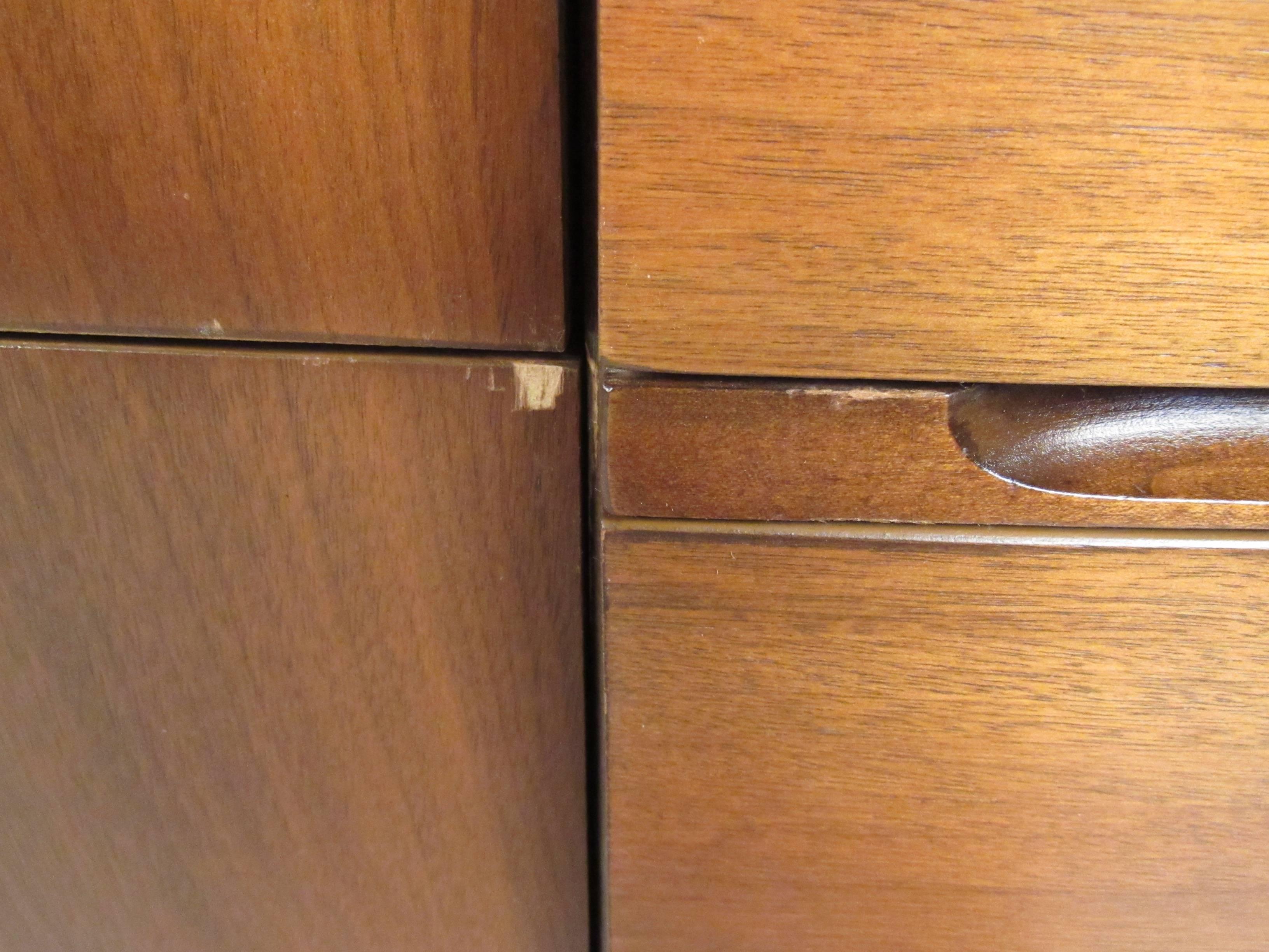 Walnut Stylish Mid-Century Bedroom Dresser