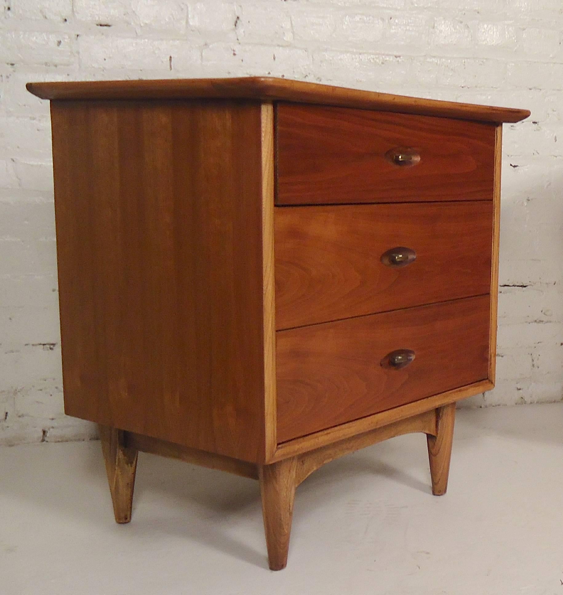 Pair of vintage modern bedside tables with three drawers and unique curved top. Great for bedroom or living room use.

(Please confirm item location - NY or NJ - with dealer).
      