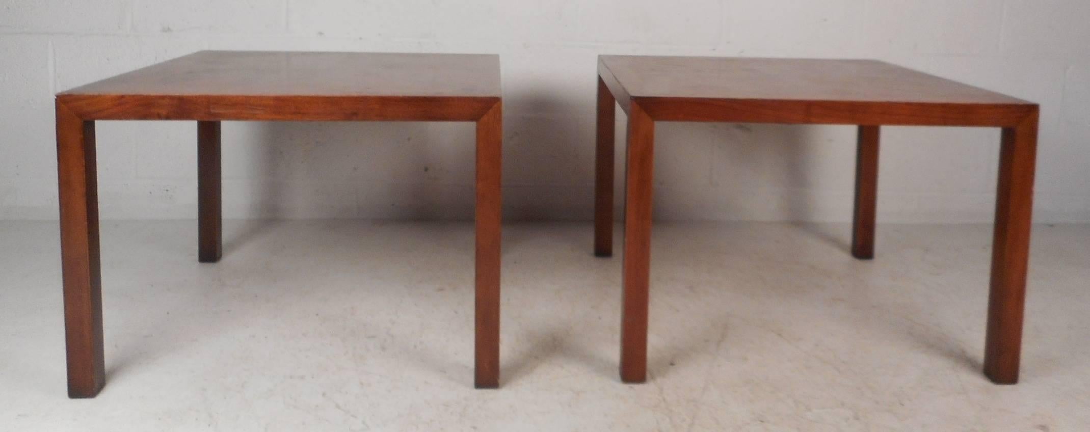 Mid-Century Modern Tables d'extrémité carrées en noyer de style mi-siècle moderne, par Lane Furniture en vente