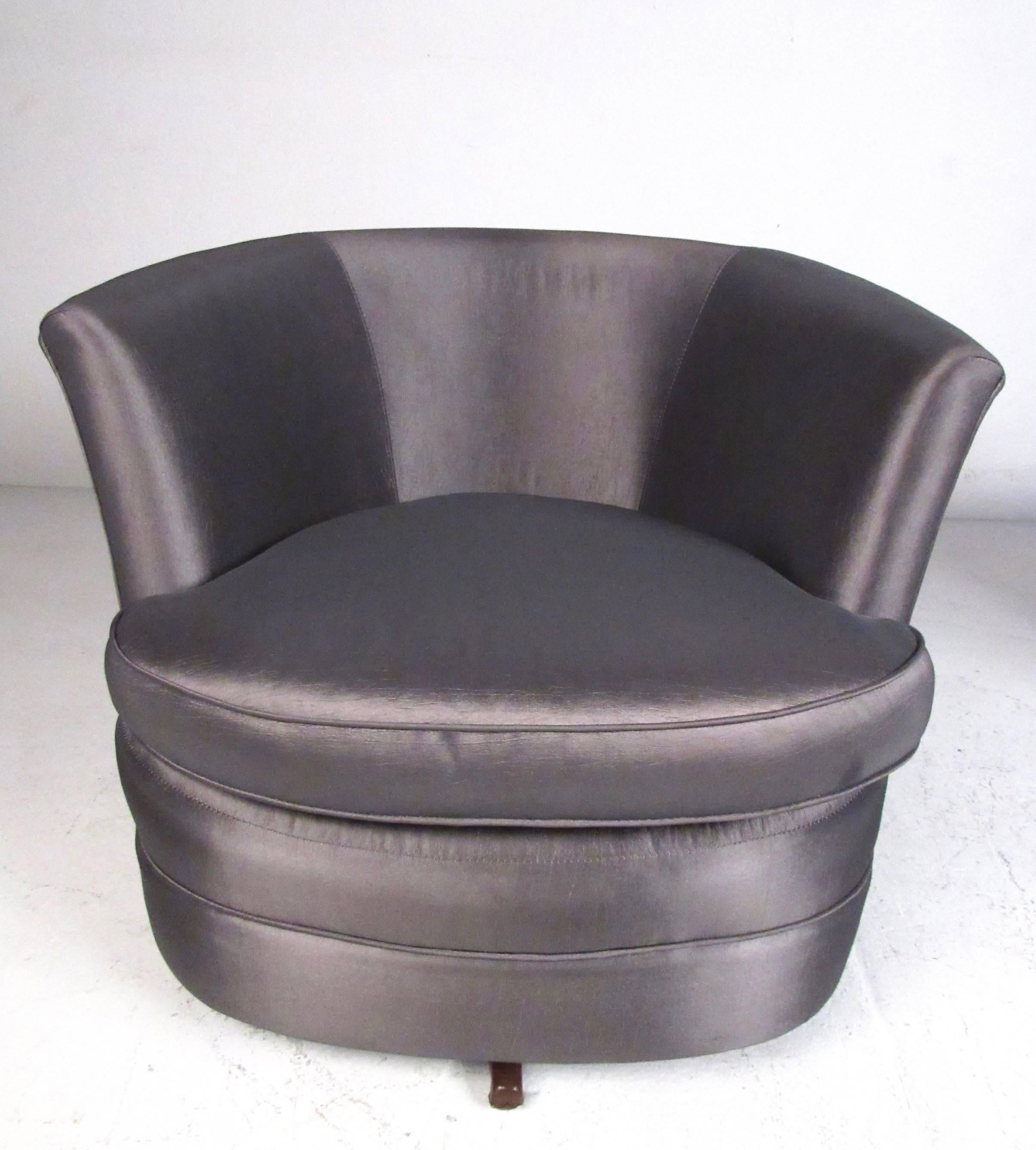 Mid-Century Modern Pair of Vintage Modern Barrel Back Swivel Club Chairs For Sale
