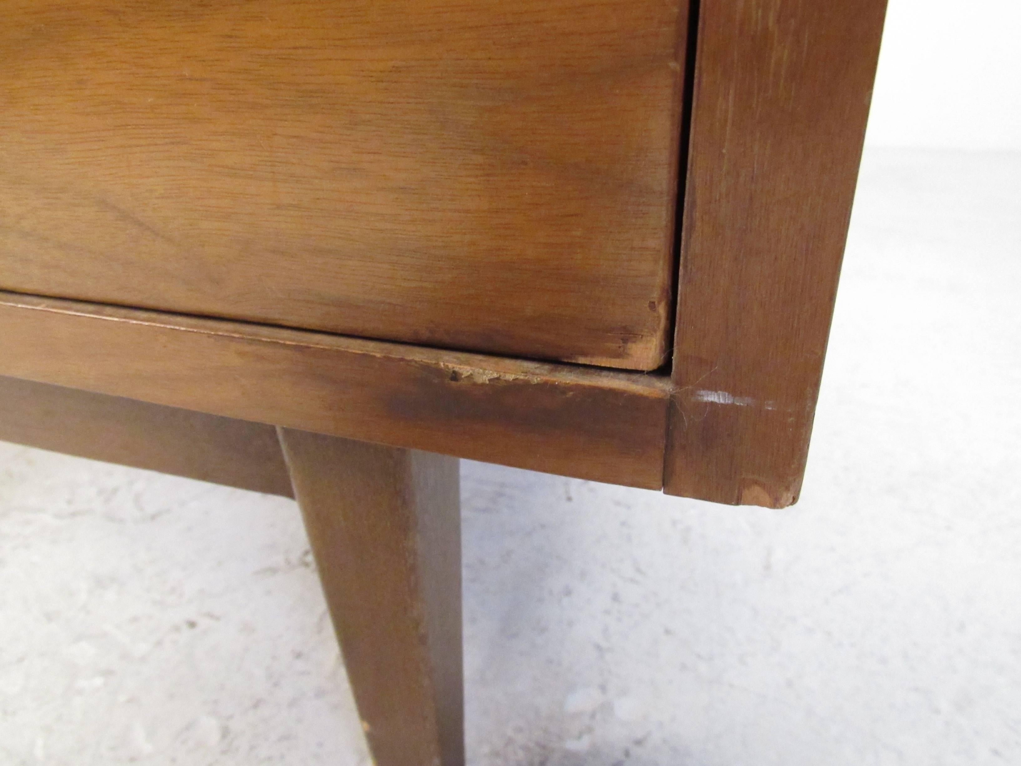 Vintage Modern American Walnut Nine-Drawer Dresser by American of Martinsville In Good Condition In Brooklyn, NY