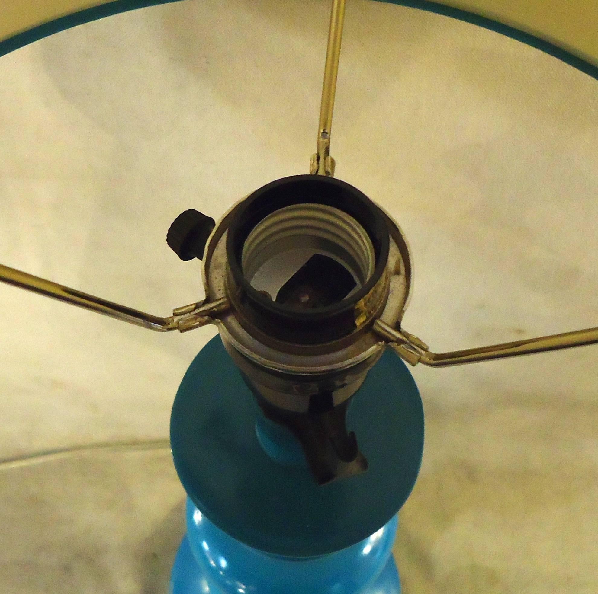 Petite lampe de table au design sculpté unique et à la couleur bleue amusante. Abat-jour assorti inclus.

(Veuillez confirmer l'emplacement de l'article, NY ou NJ, avec le concessionnaire).
 