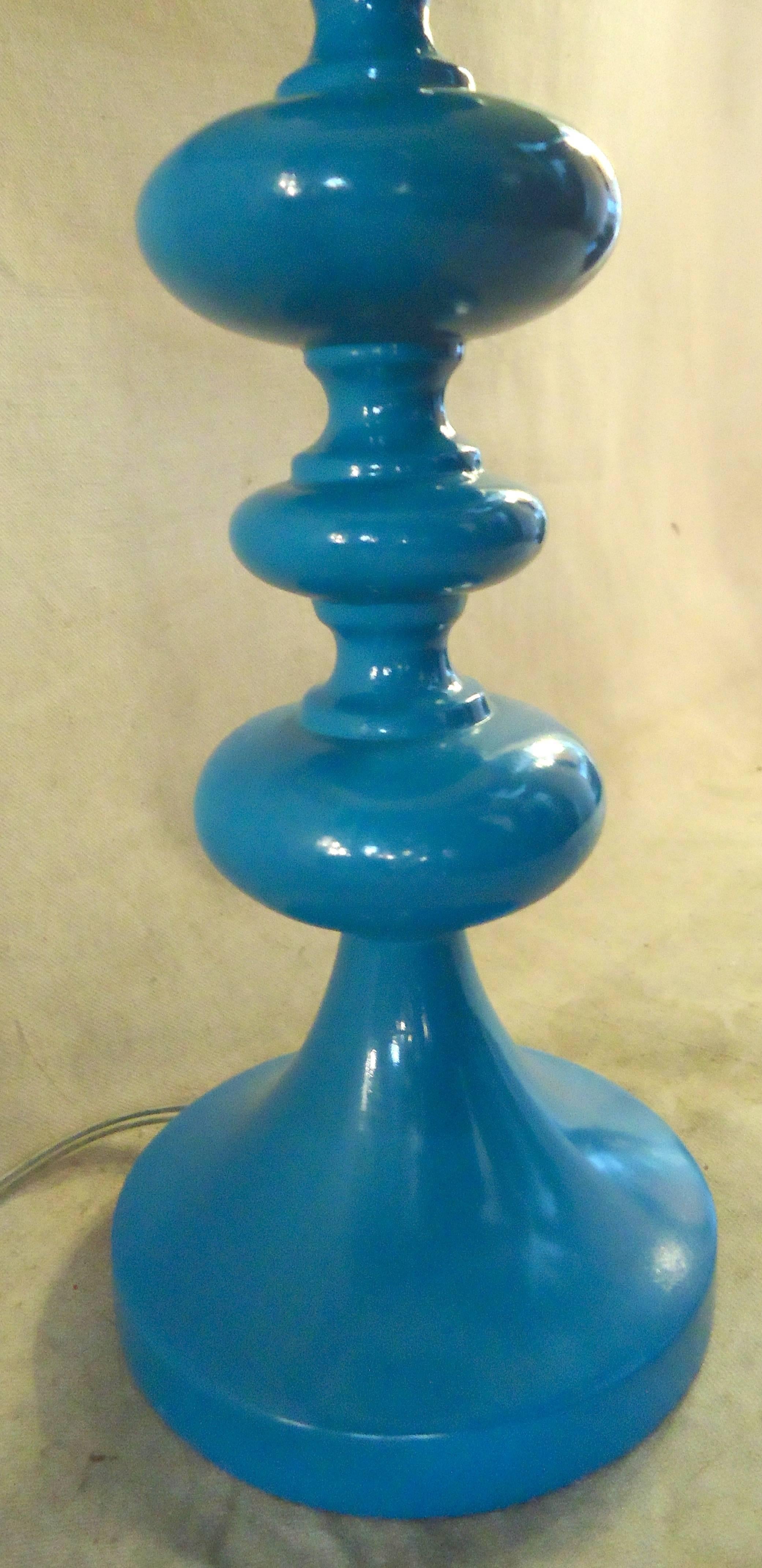 Mid-Century Modern Lampe de table bleue de style mi-siècle moderne en vente