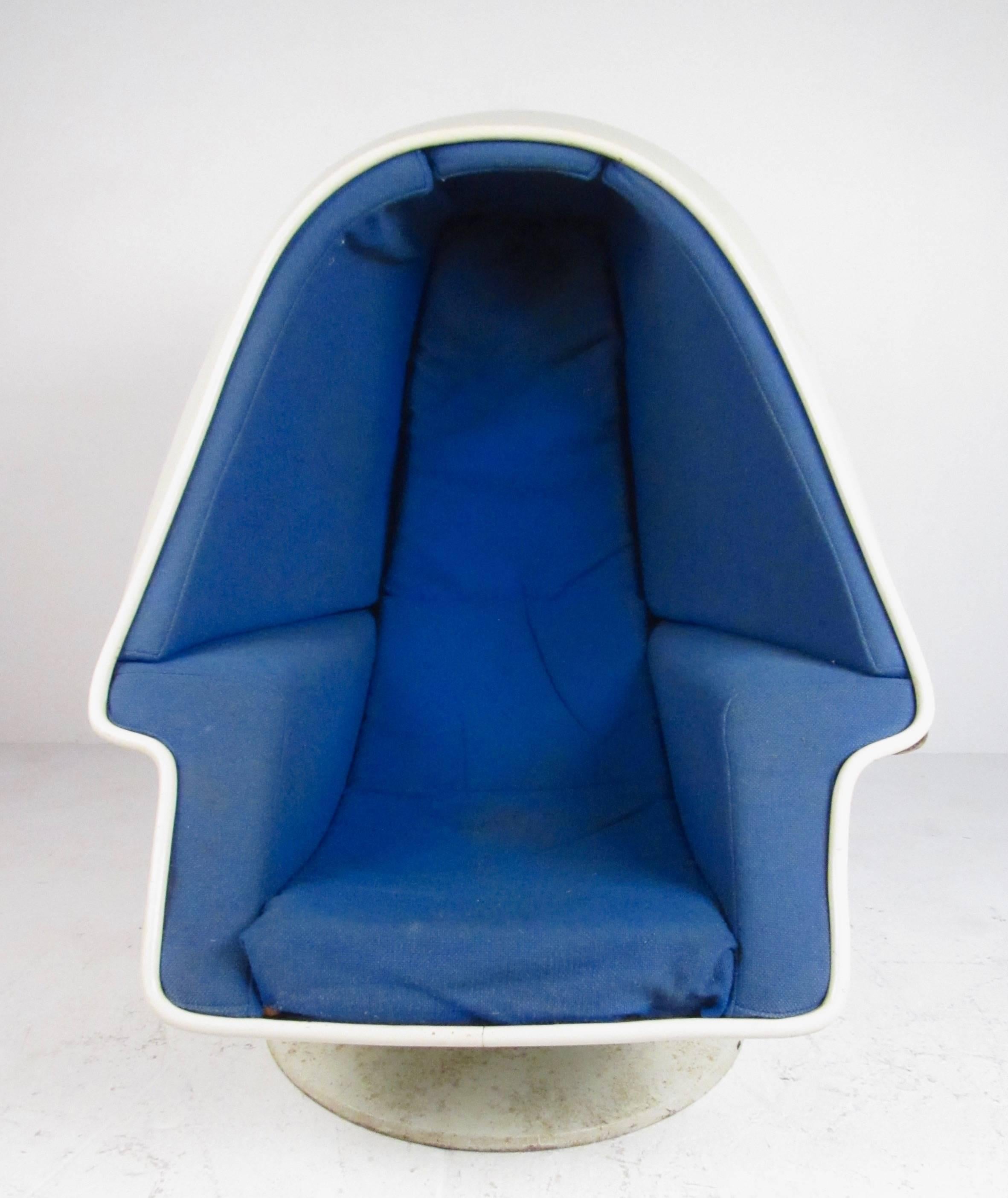 This unique retro lounge chair by Lee Co features fiberglass egg-style design with comfortable upholstered interior. Iconic Mid-Century Modern style similar to those by Eero Aarnio and Thor Larsen, making this vintage chair an impressive addition to