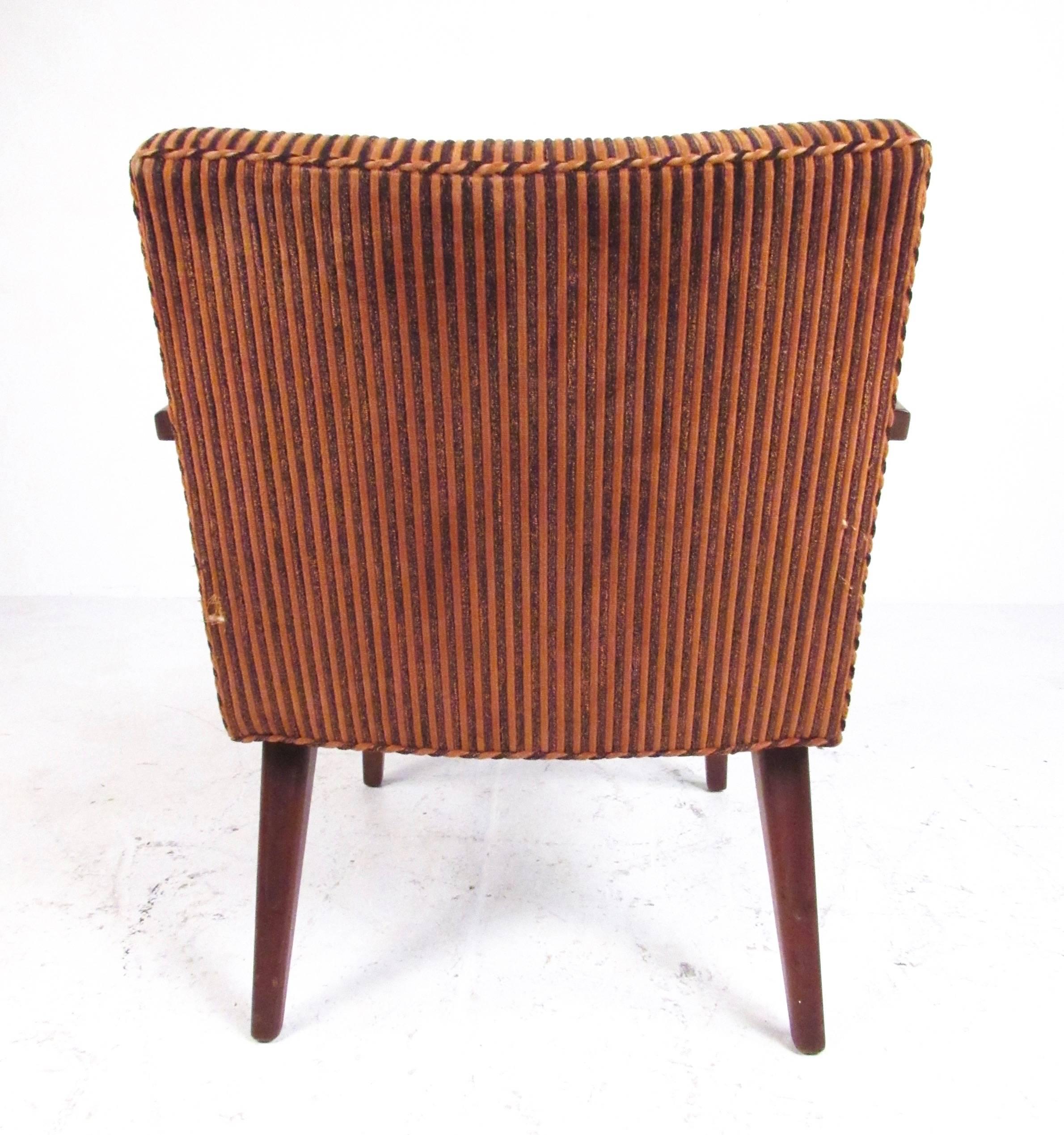 Petite Vintage Modern Armchair In Good Condition In Brooklyn, NY