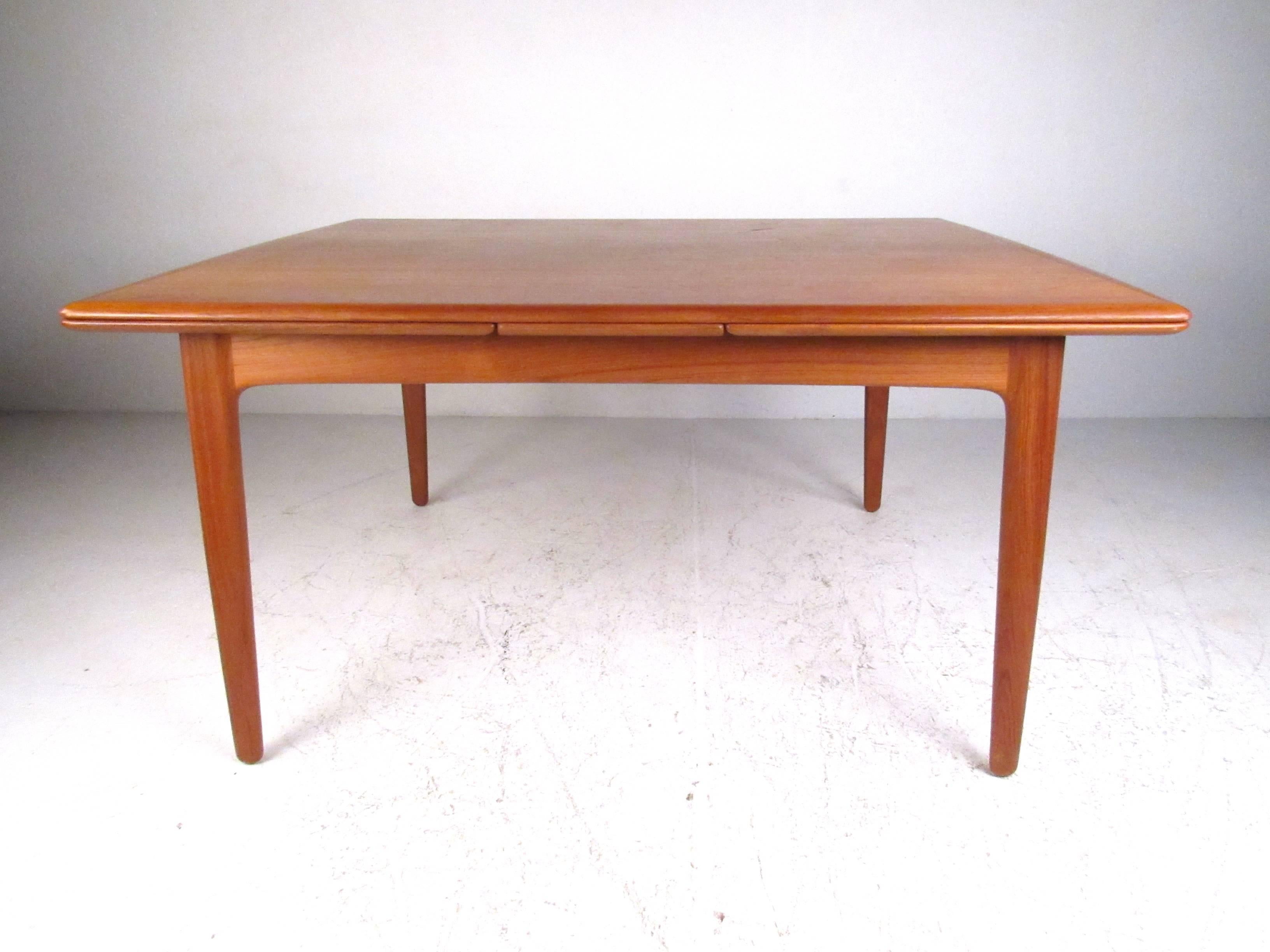 Scandinavian Modern Draw-Leaf Teak Dining Table In Good Condition In Brooklyn, NY