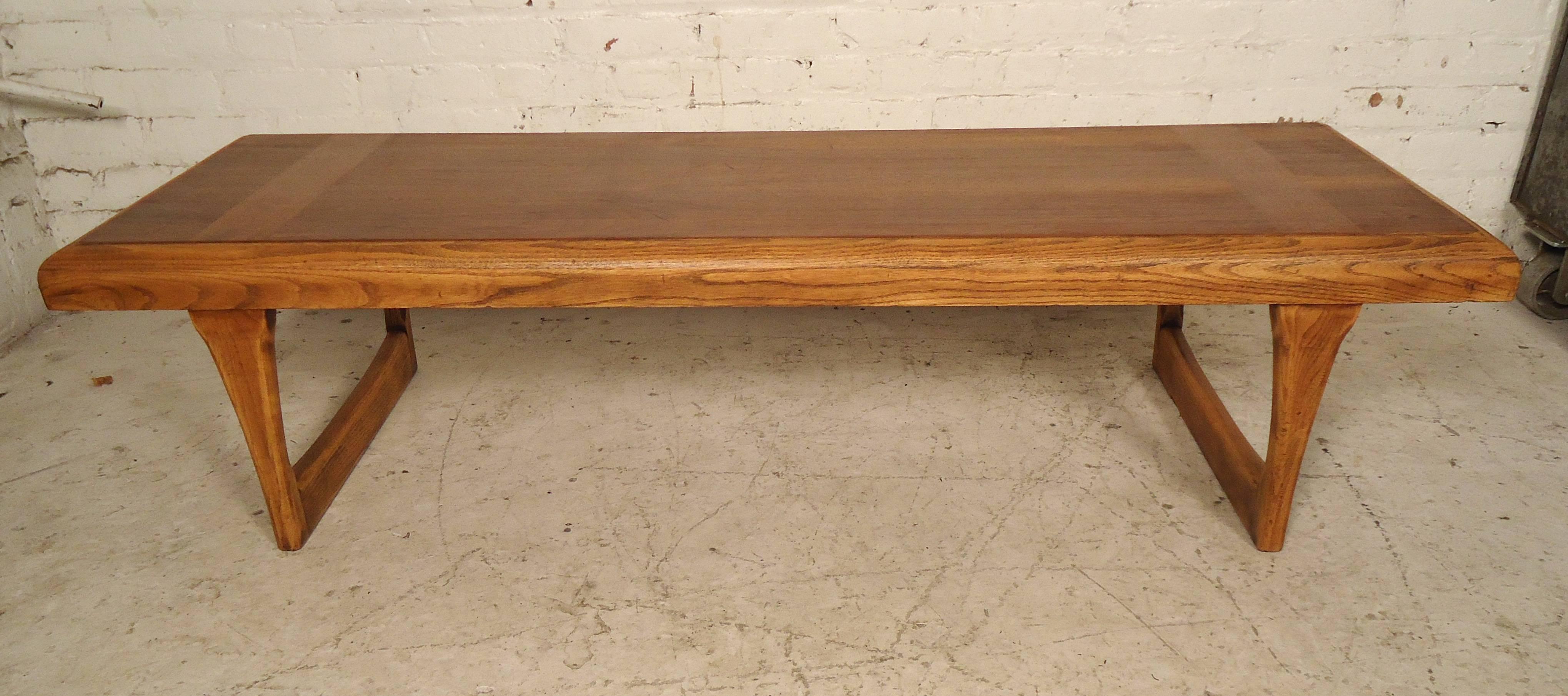 This vintage modern coffee table by Lane features rich walnut grain, and a popular sled leg base.

(Please confirm item location - NY or NJ - with dealer).