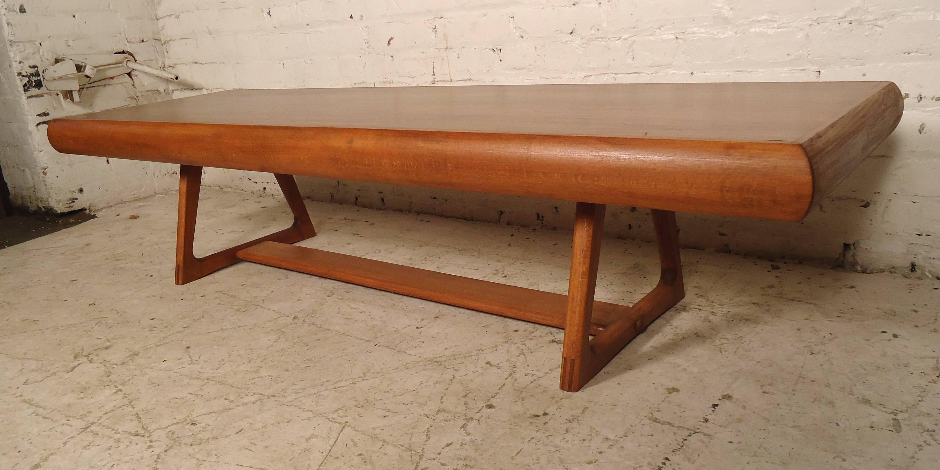 Elegant Mid-Century Modern Coffee Table In Good Condition In Brooklyn, NY