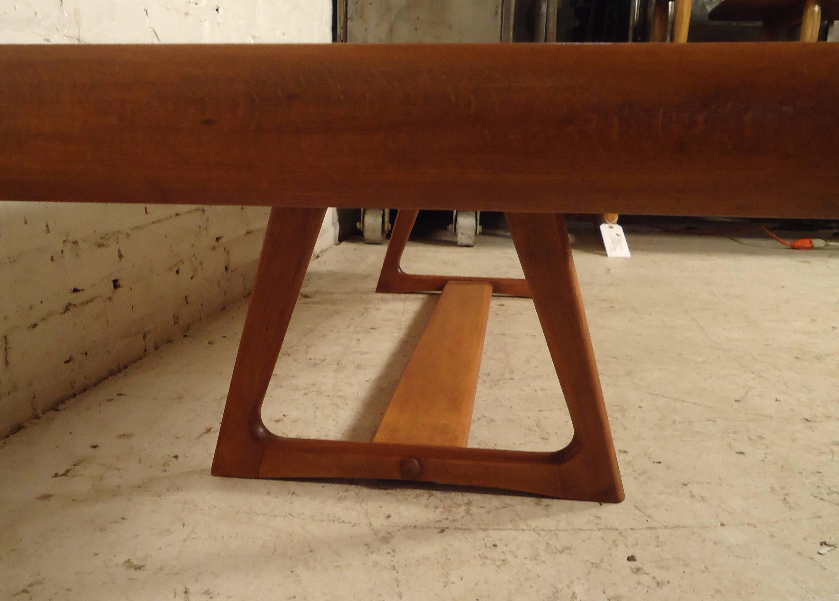 Elegant Mid-Century Modern Coffee Table 3