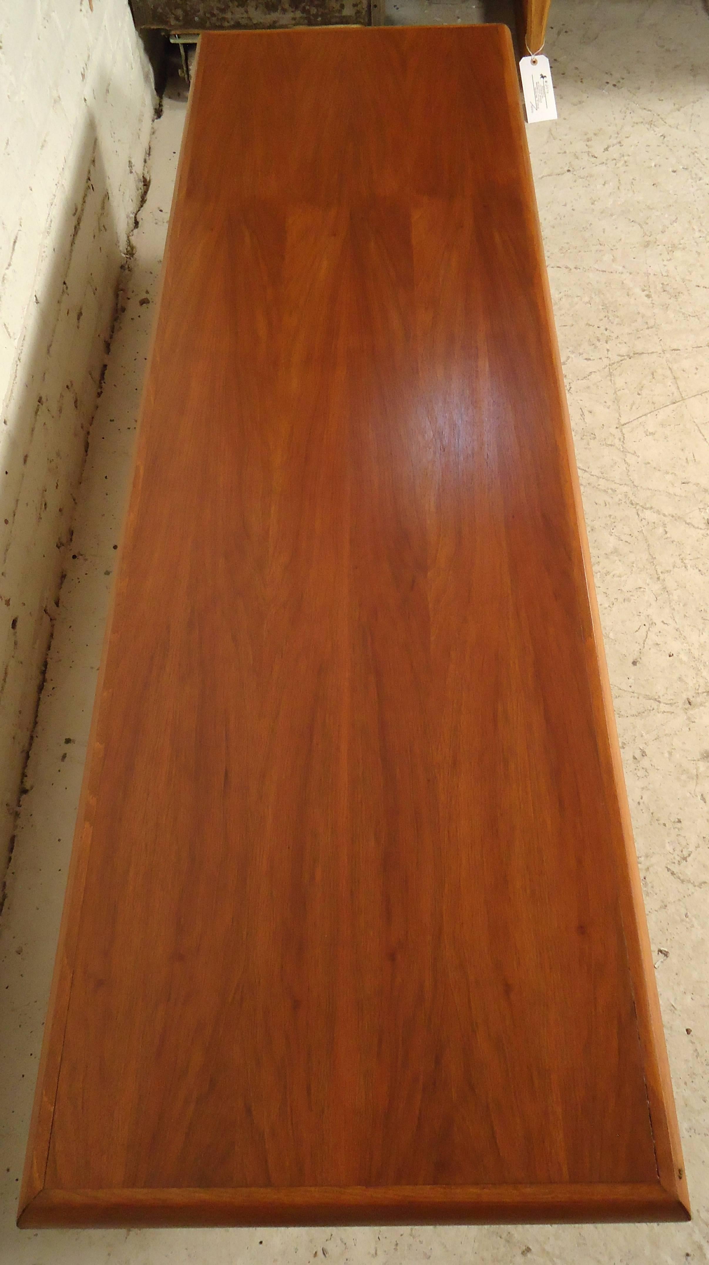 Elegant Mid-Century Modern Coffee Table 4