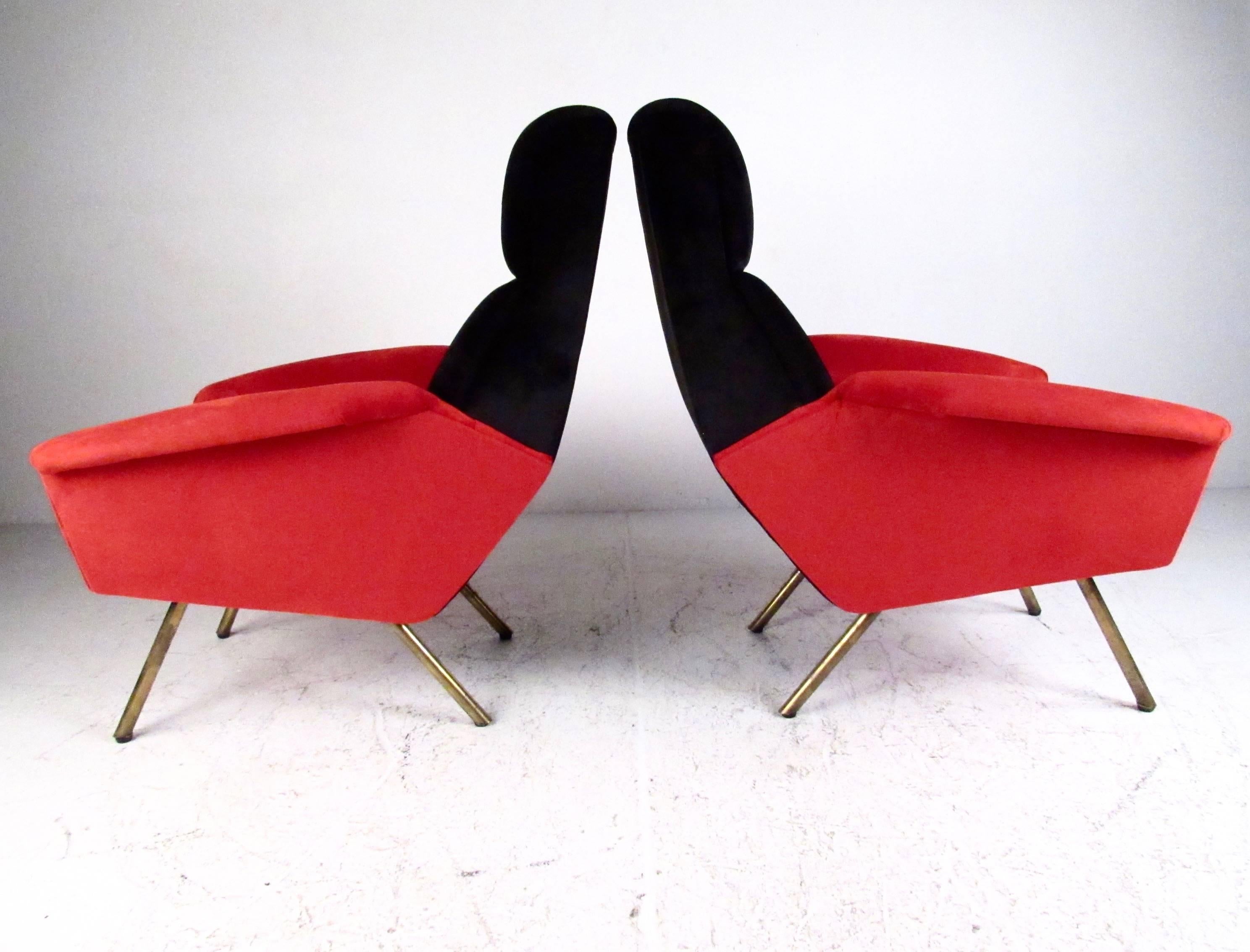 Stylish Pair of Italian Modern Sculptural Lounge Chairs In Good Condition In Brooklyn, NY
