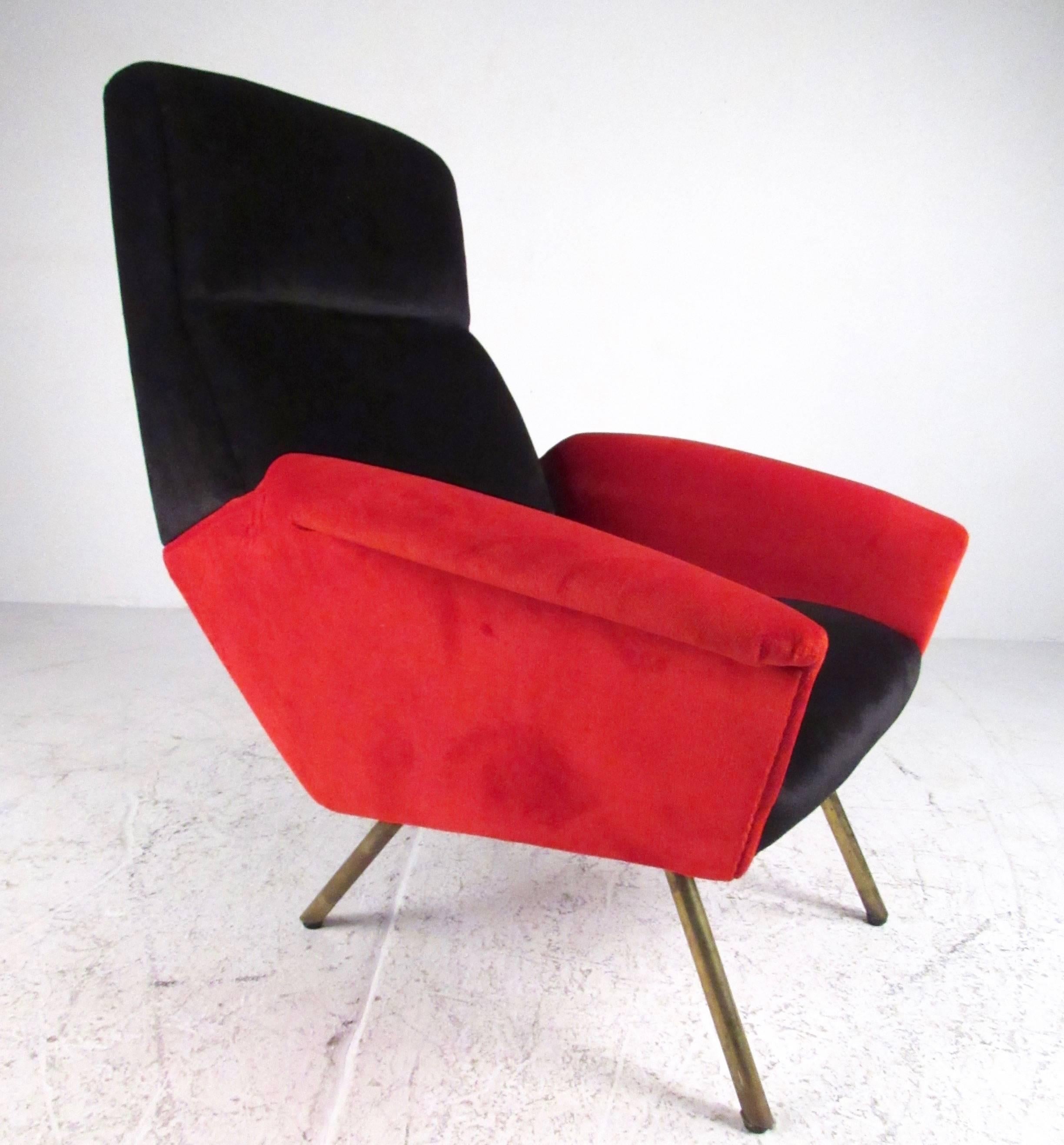 Stylish Pair of Italian Modern Sculptural Lounge Chairs 1