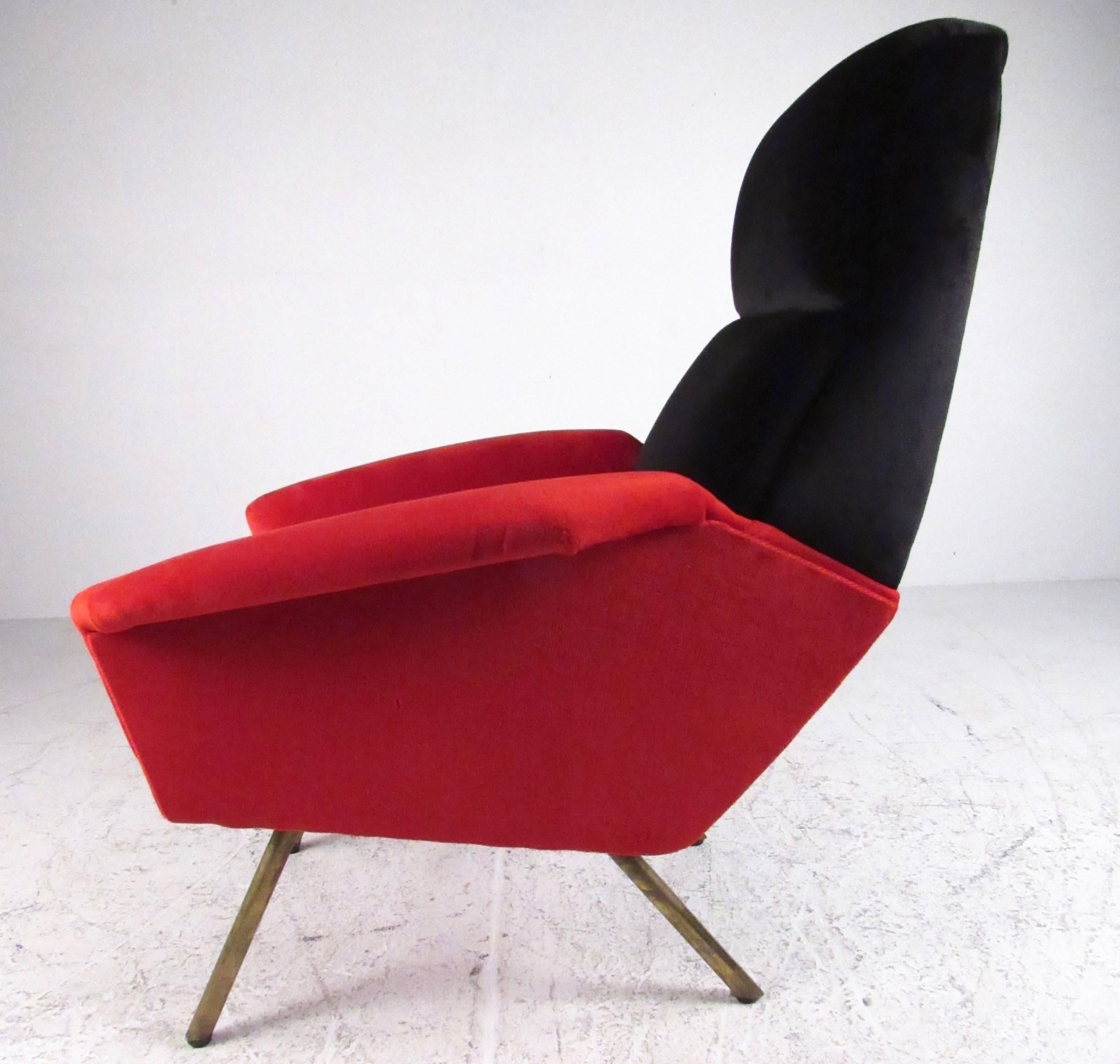 Contemporary Stylish Pair of Italian Modern Sculptural Lounge Chairs