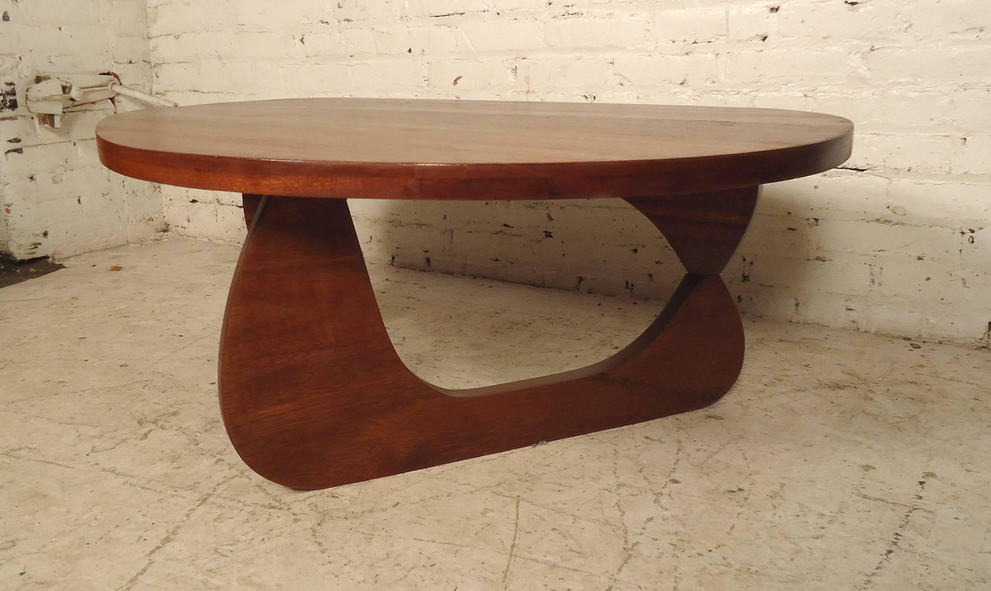 This vintage modern wood Noguchi style coffee table features a very unique sculptural wood base which makes an impressive addition to any interior. 

Please confirm item location (NY or NJ).