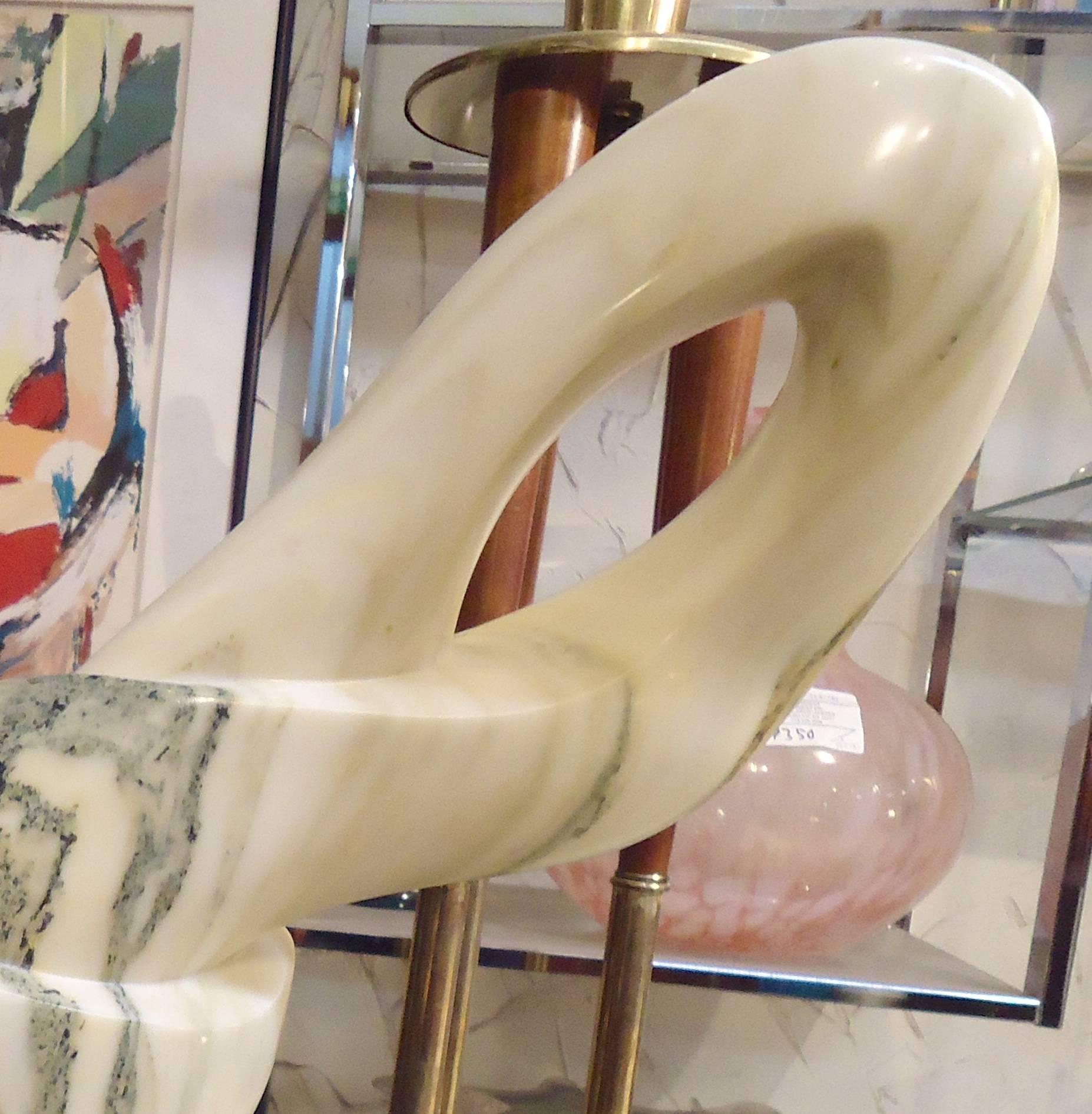 Organique Superbe sculpture mobile en marbre de Sharon Gainsburg en vente