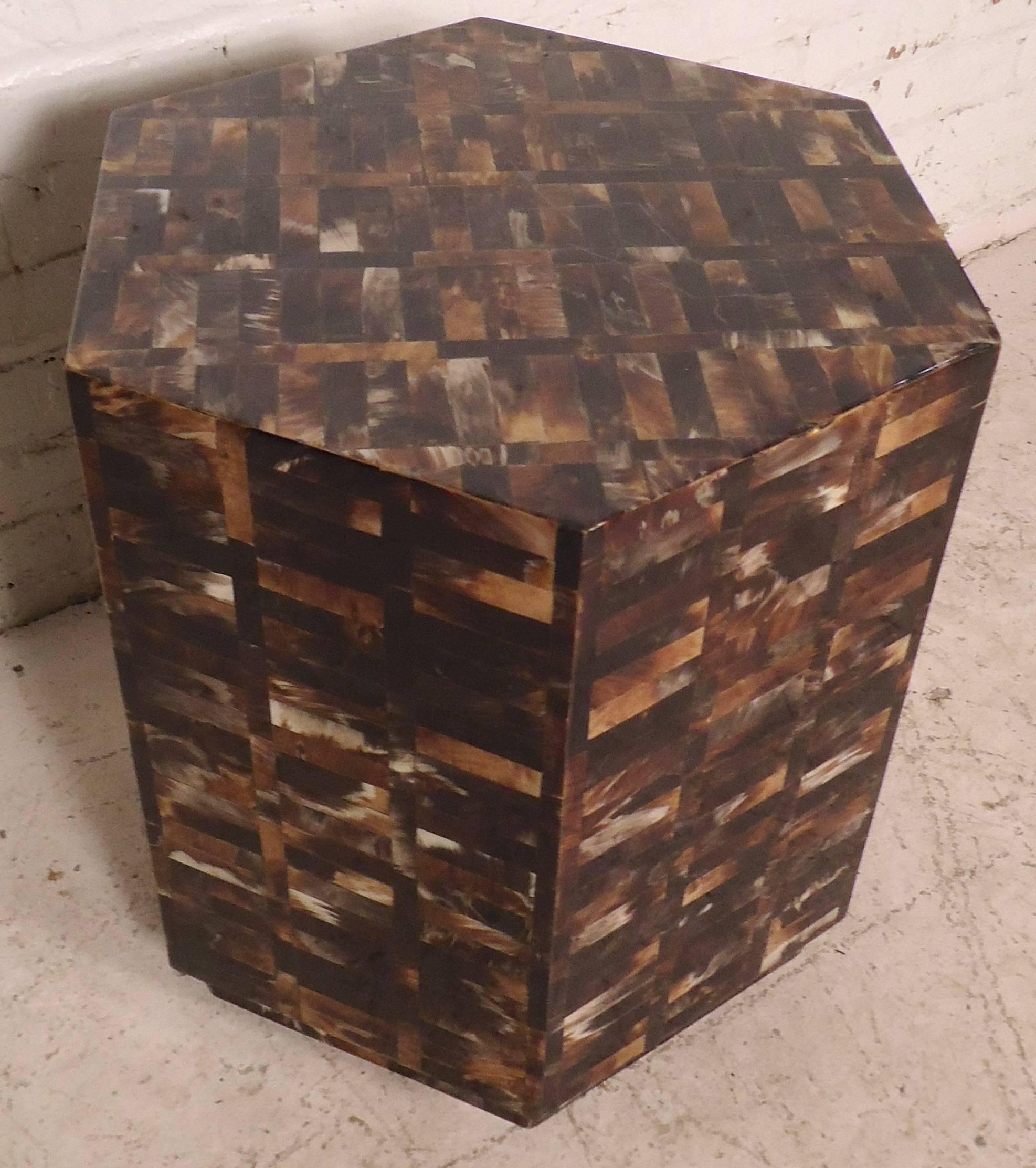 Attractive pedestal table with tortoise shell pattern. Great as a side table or plant pedestal.

(Please confirm item location - NY or NJ - with dealer).
 