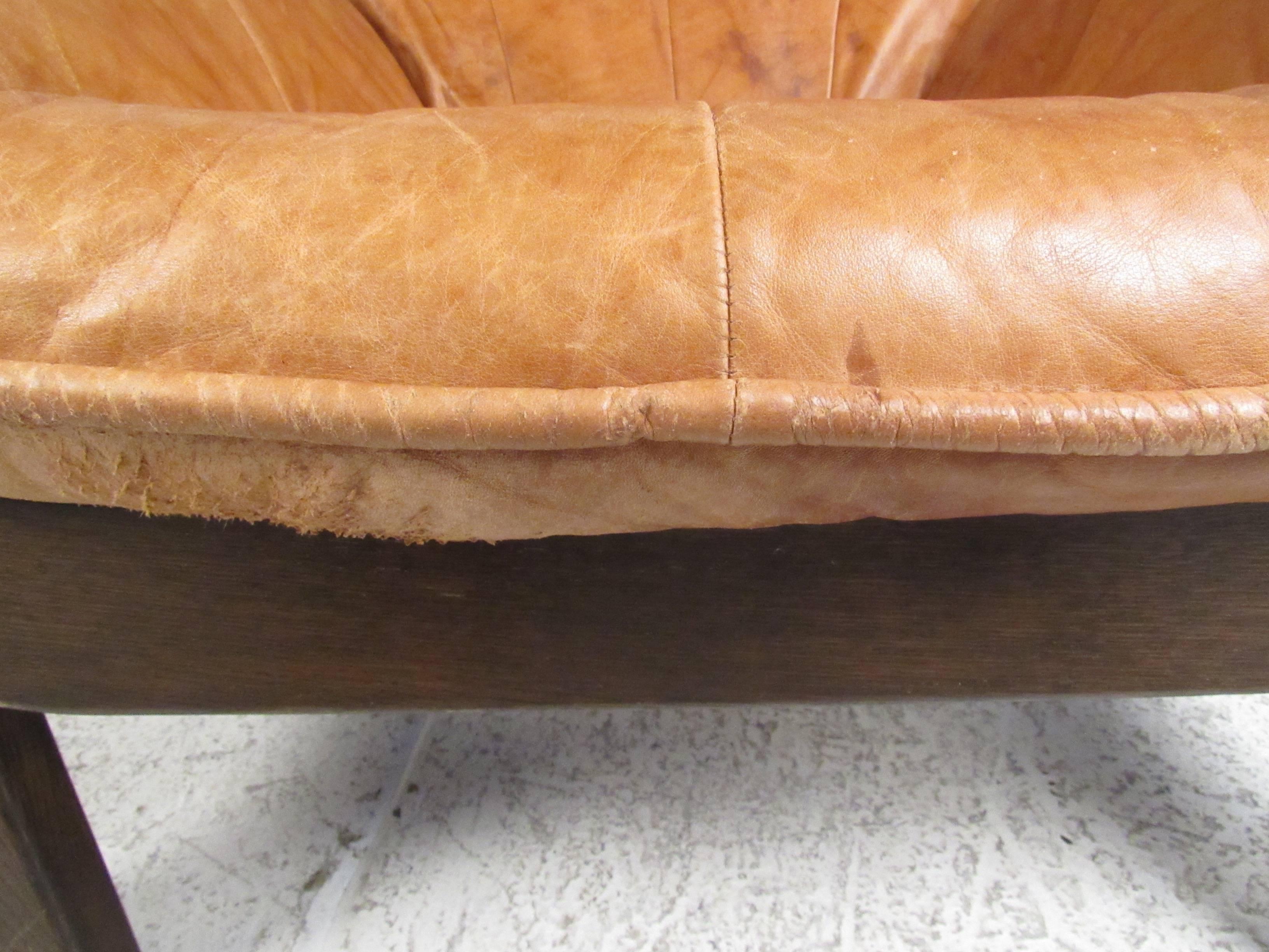 Mid-20th Century Vintage Modern Leather Lounge Chair in the Style of Percival Lafer
