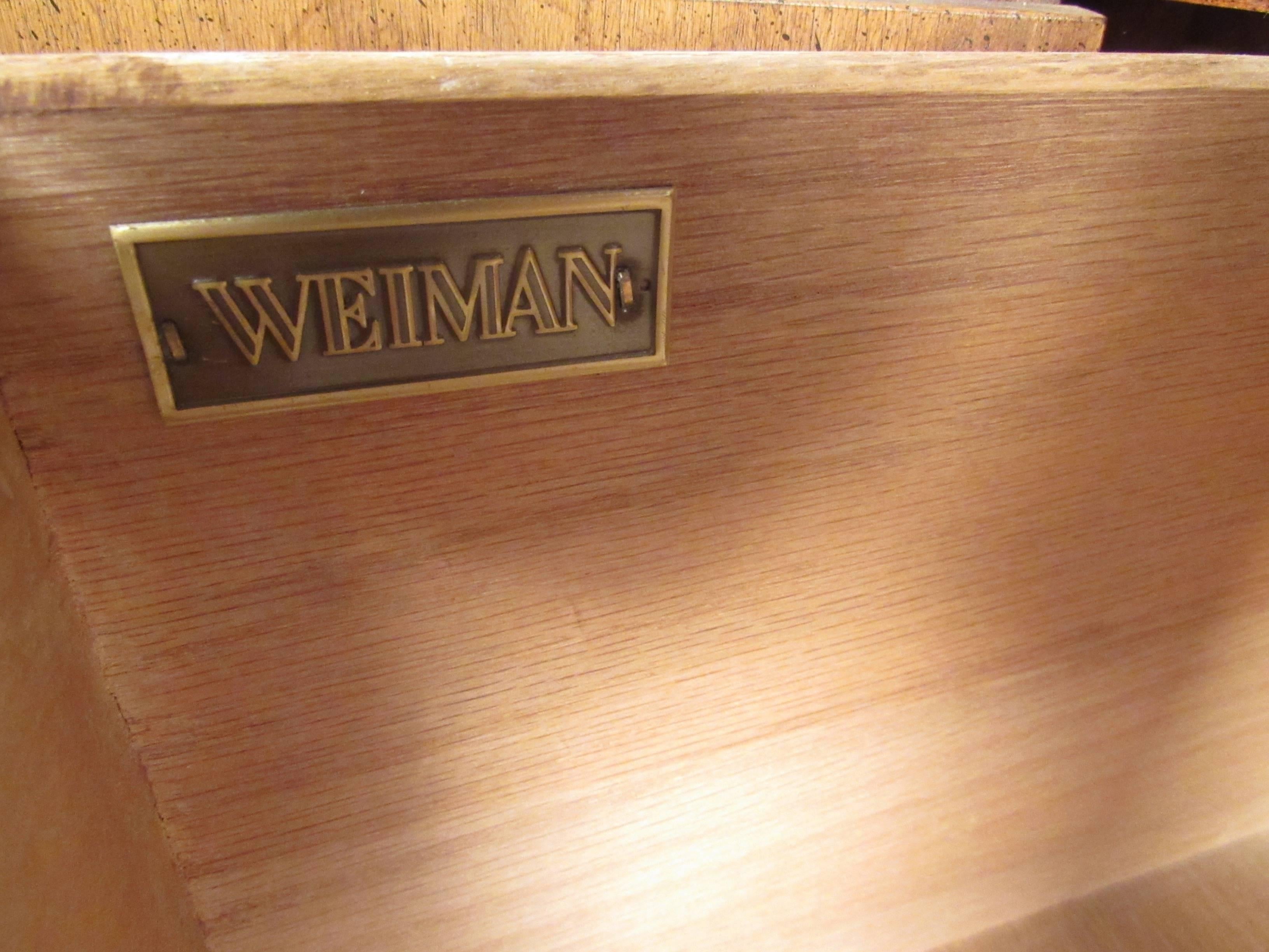 Américain Armoires de style Mastercraft en bois de bourgogne du milieu du siècle par Weiman  en vente